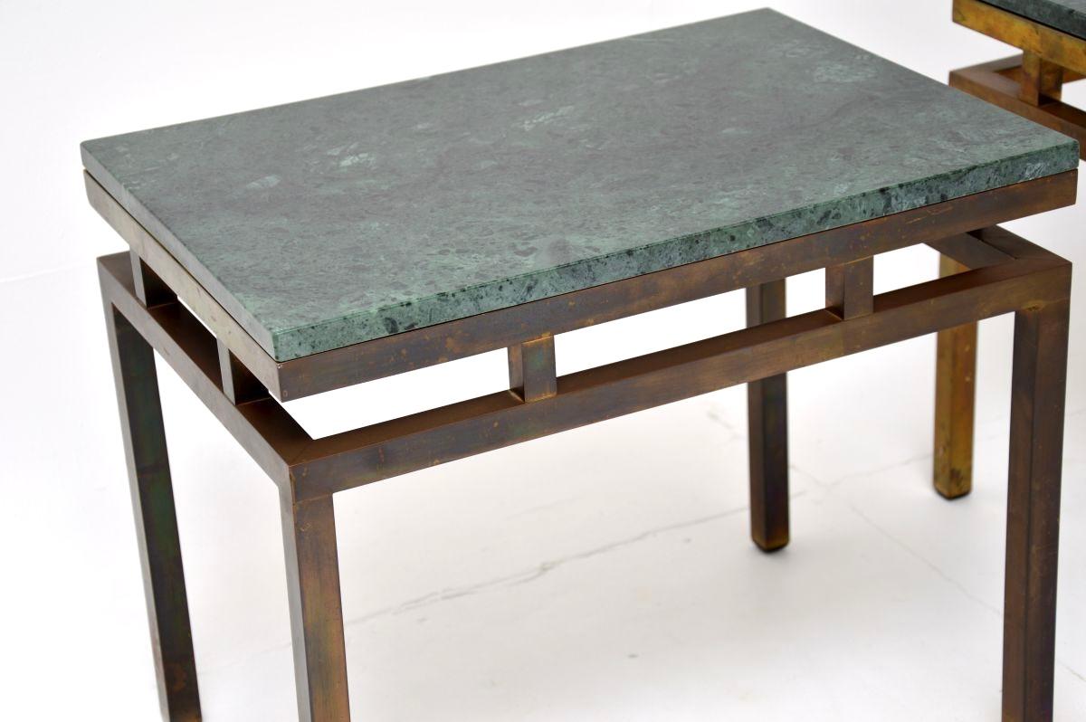 Coppia di tavolini d'epoca in ottone con piano in marmo in vendita 2