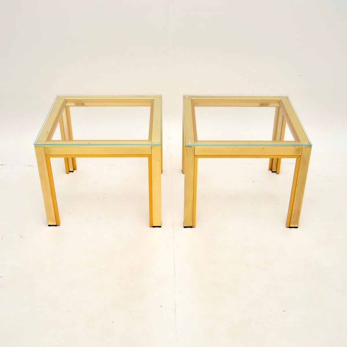 Un par de mesas auxiliares italianas vintage de latón de Zevi, muy elegantes y bien hechas, que datan de la década de 1970.

Son de magnífica calidad, con marcos bellamente diseñados de aluminio chapado en latón brillante y mate. Tienen un tamaño
