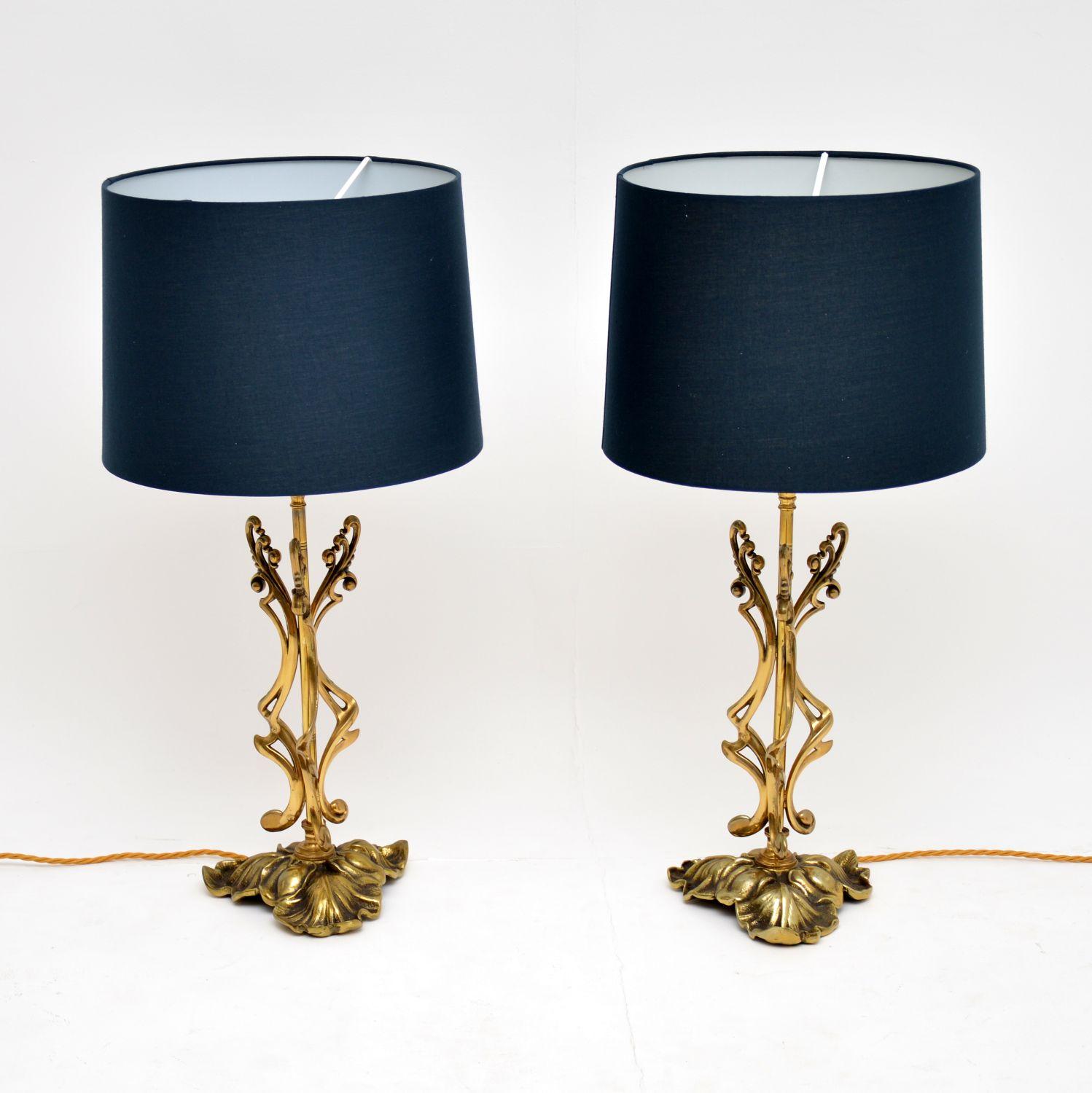 A stunning pair of vintage decorative brass table lamps in the Art Nouveau style, made in Italy and dating from circa 1970s. The quality is fantastic, the have a beautiful and ornate floral design. They are in excellent vintage condition, with only