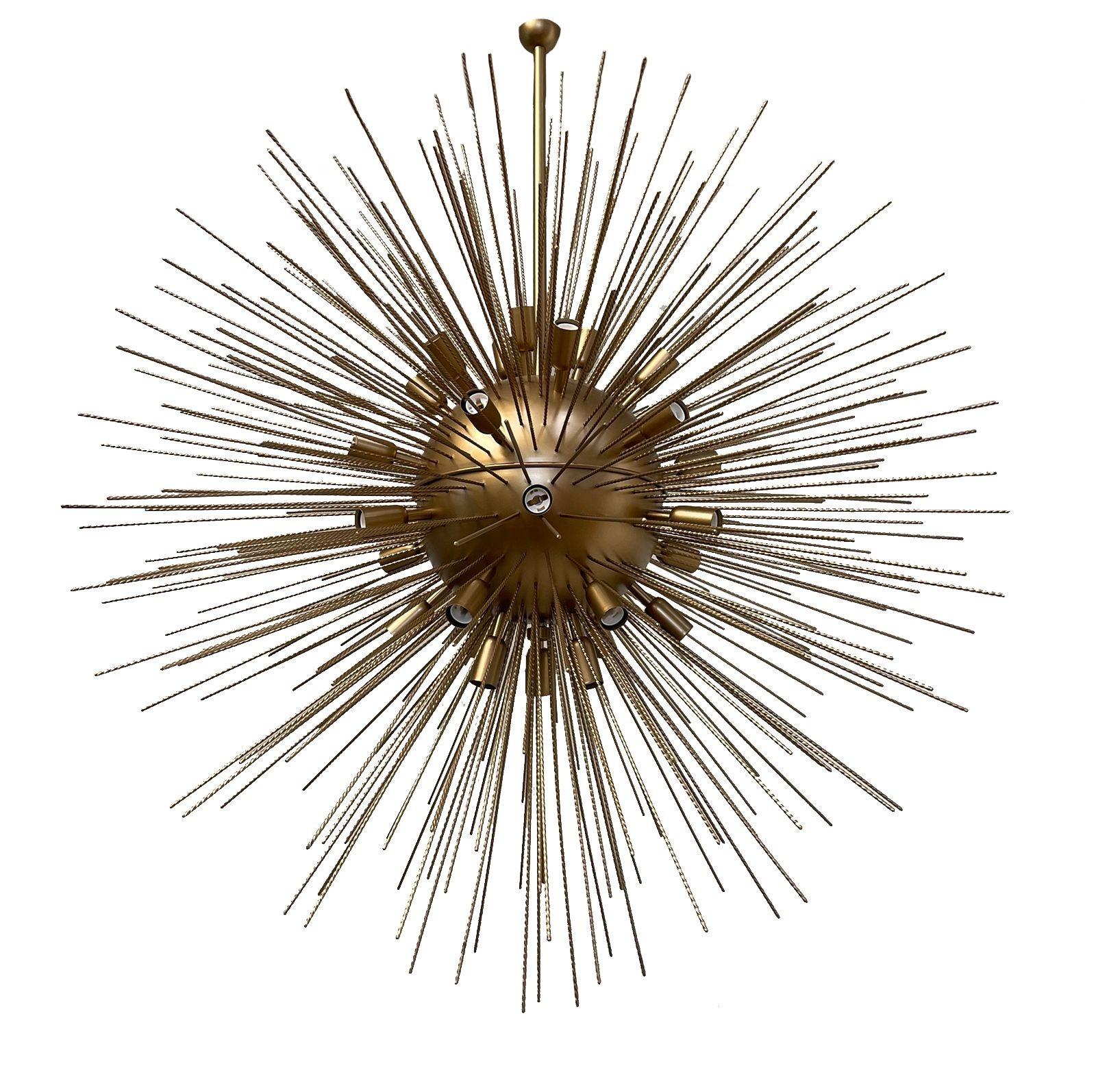 Paire de lustres vintage en finition bronze, fabriqués en Italie dans les années 1980. Les luminaires ont un design unique en forme d'oursin. Ils sont recâblés pour s'adapter aux normes d'éclairage américaines.
Dimensions :
51 