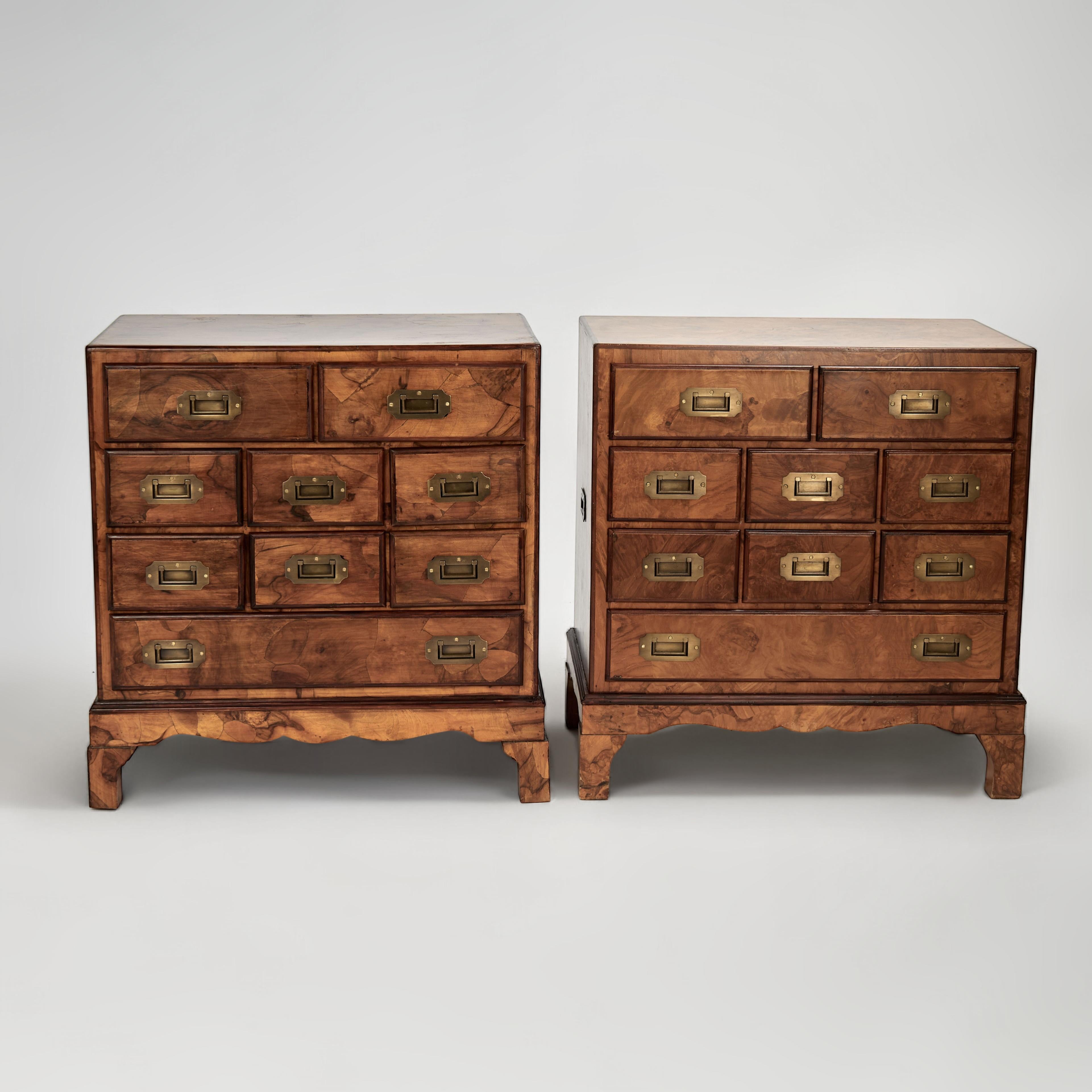 Bellissima coppia di cassettoni in stile Campaigner della metà del secolo, realizzati in radica di noce con nove cassetti ciascuno, ferramenta in ottone in stile Campaigner e classici piedi a staffa. 
