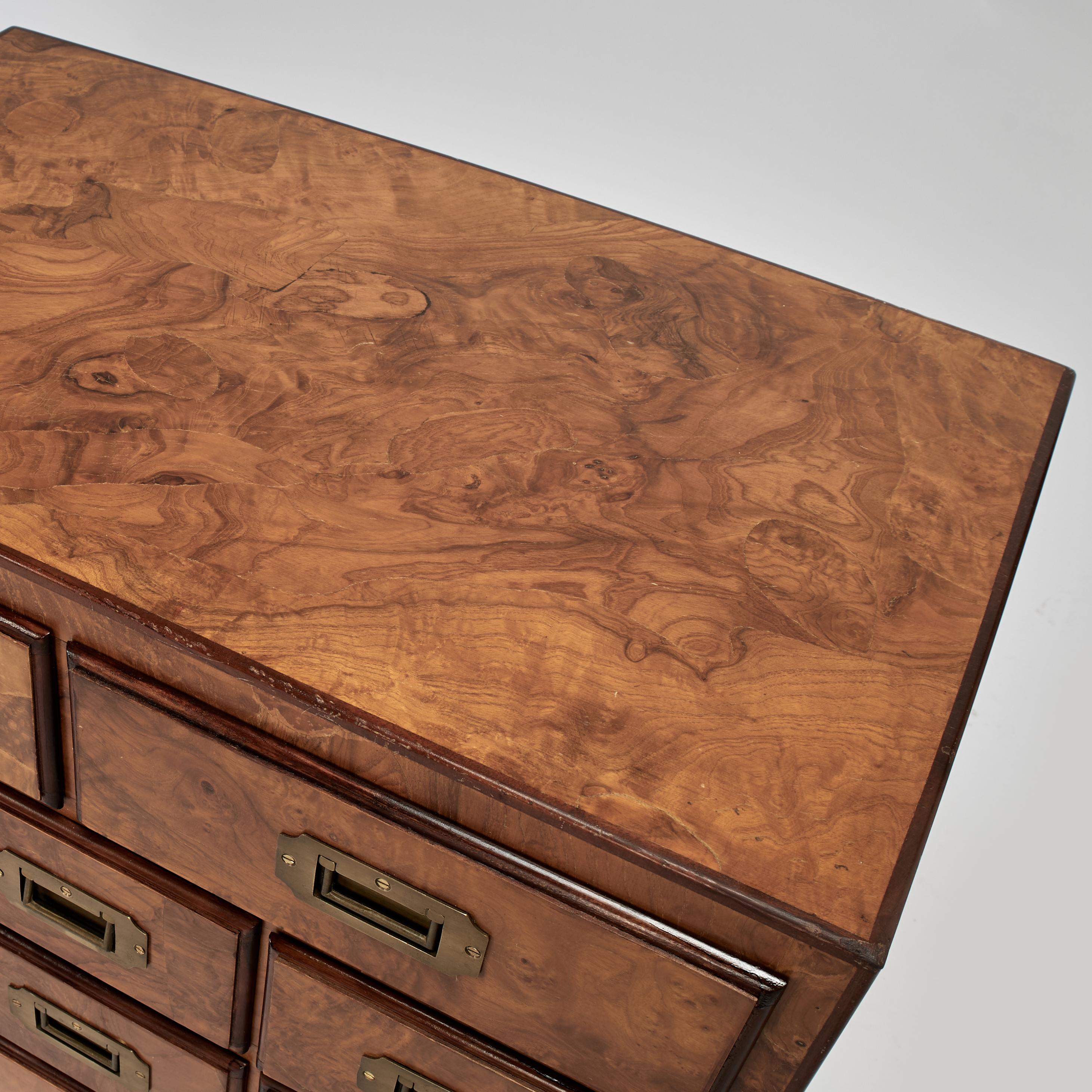 Ottone Coppia di cassapanche vintage in stile Campaigner italiano in vendita