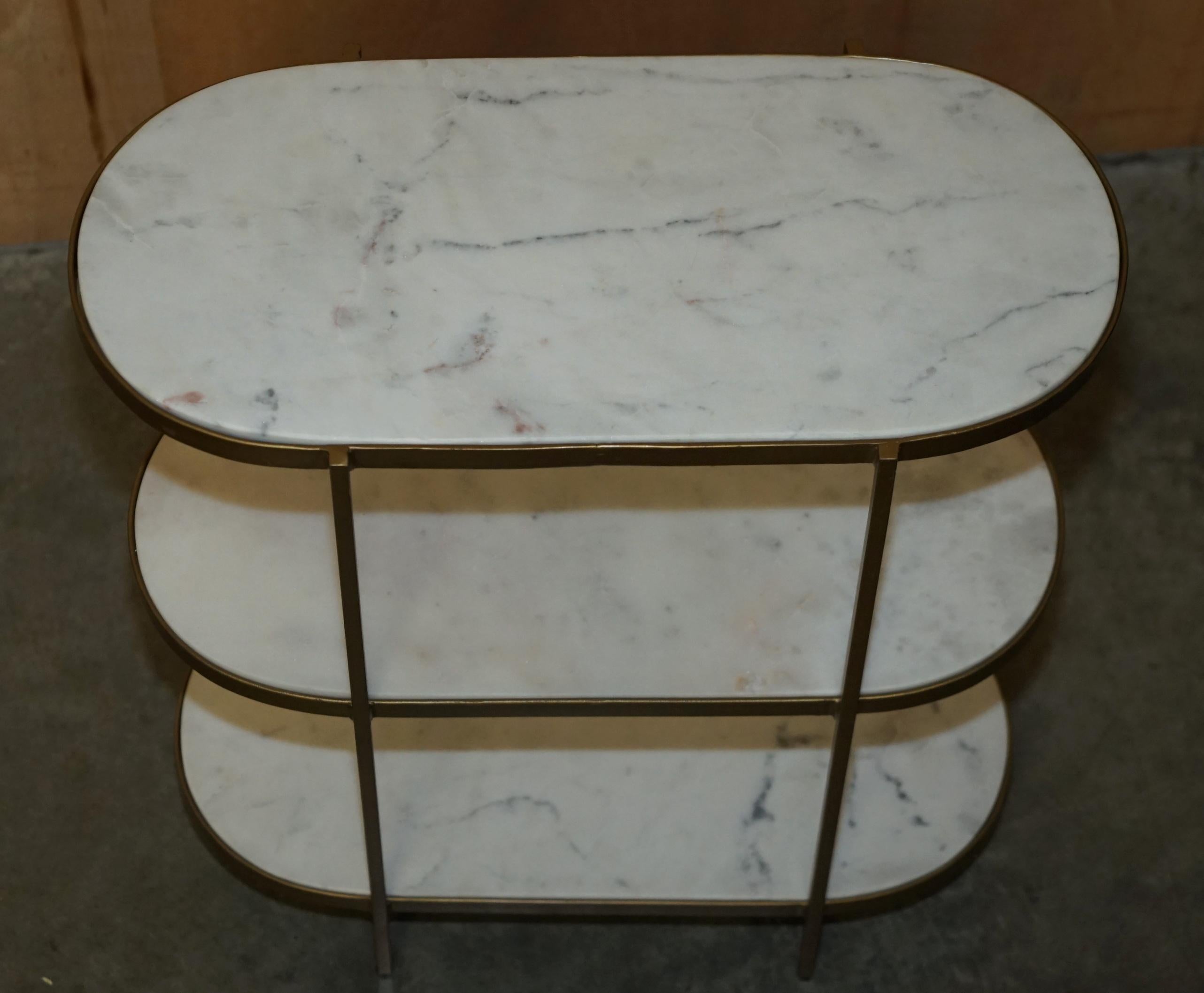 Pärchen ViNTAGE ITALIENISCHES CARRARA-MARBEL DREI STUFIGER SEITENTABEL MIT ETAGEREN im Angebot 3