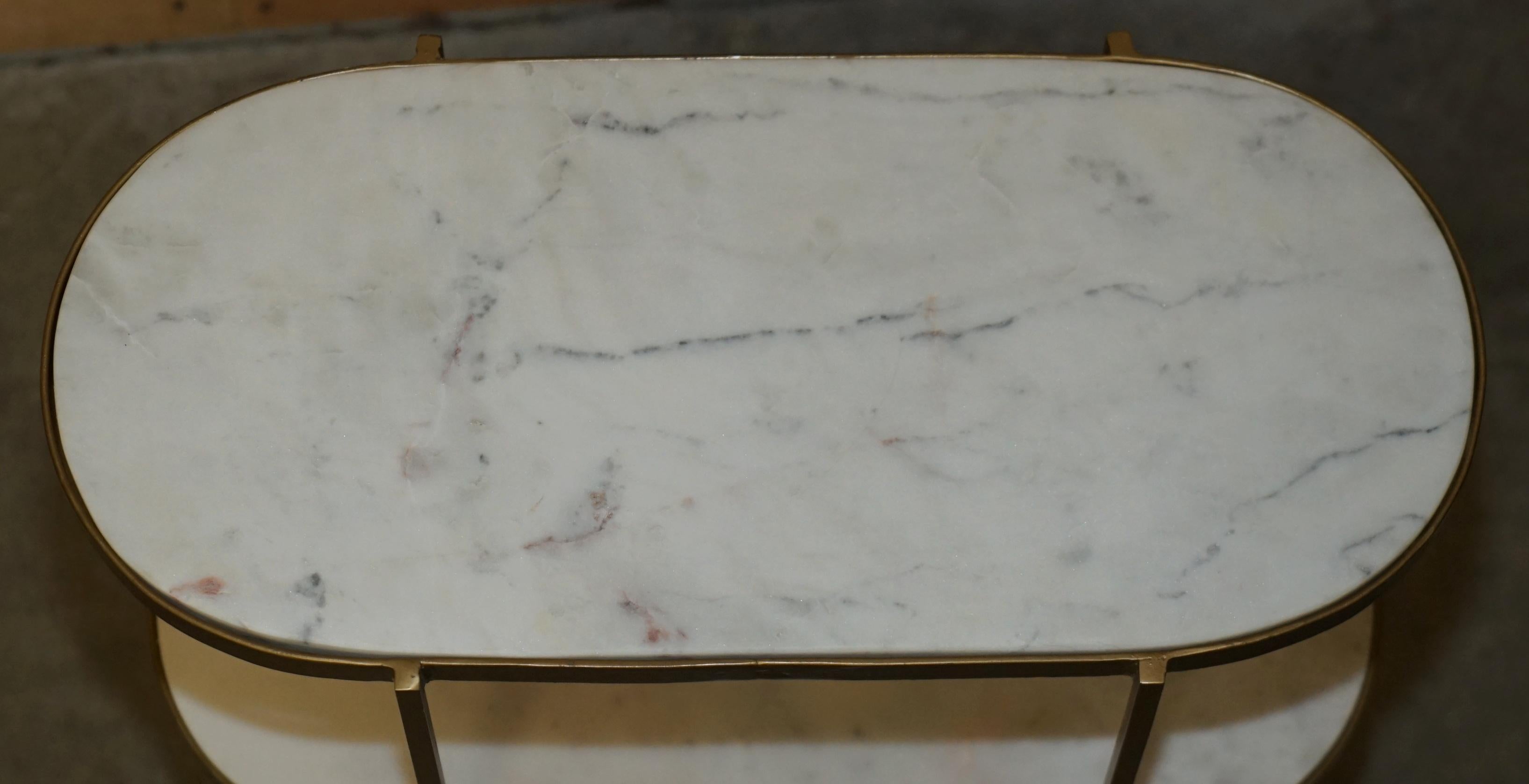 Pärchen ViNTAGE ITALIENISCHES CARRARA-MARBEL DREI STUFIGER SEITENTABEL MIT ETAGEREN im Angebot 4