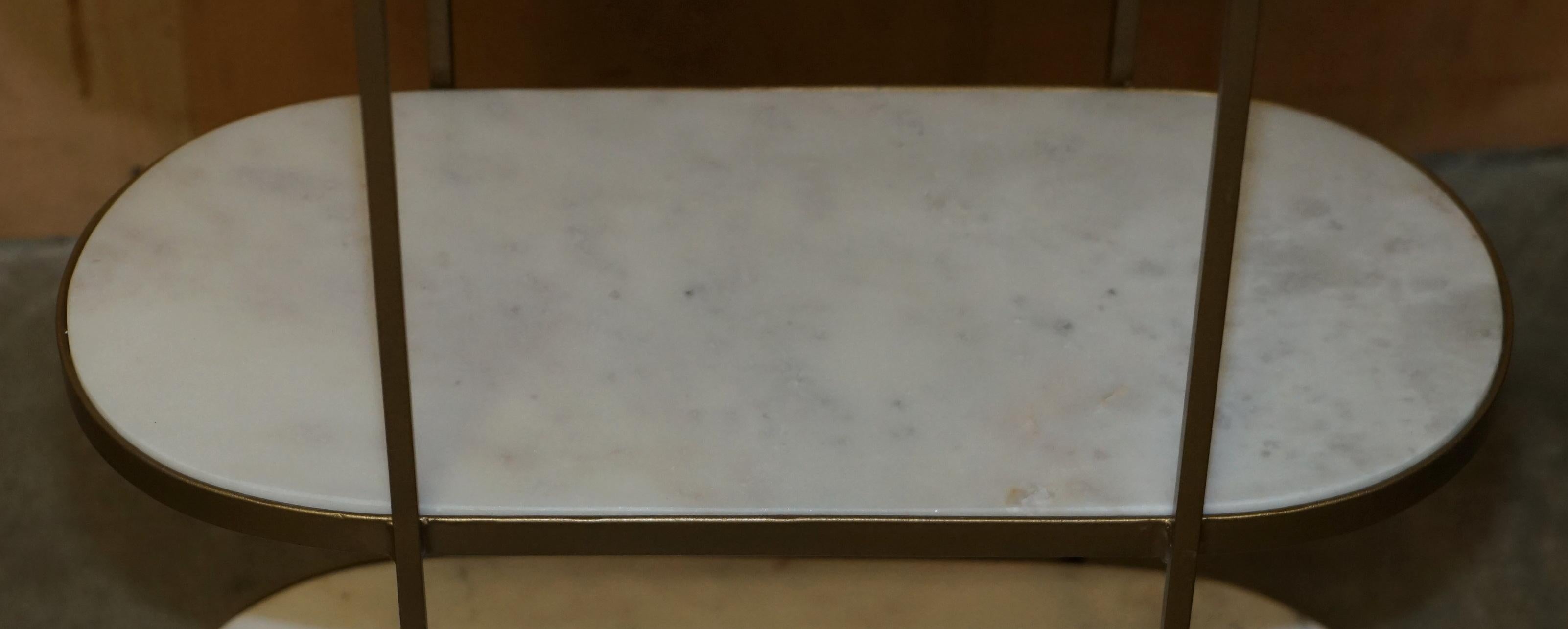 Pärchen ViNTAGE ITALIENISCHES CARRARA-MARBEL DREI STUFIGER SEITENTABEL MIT ETAGEREN im Angebot 6