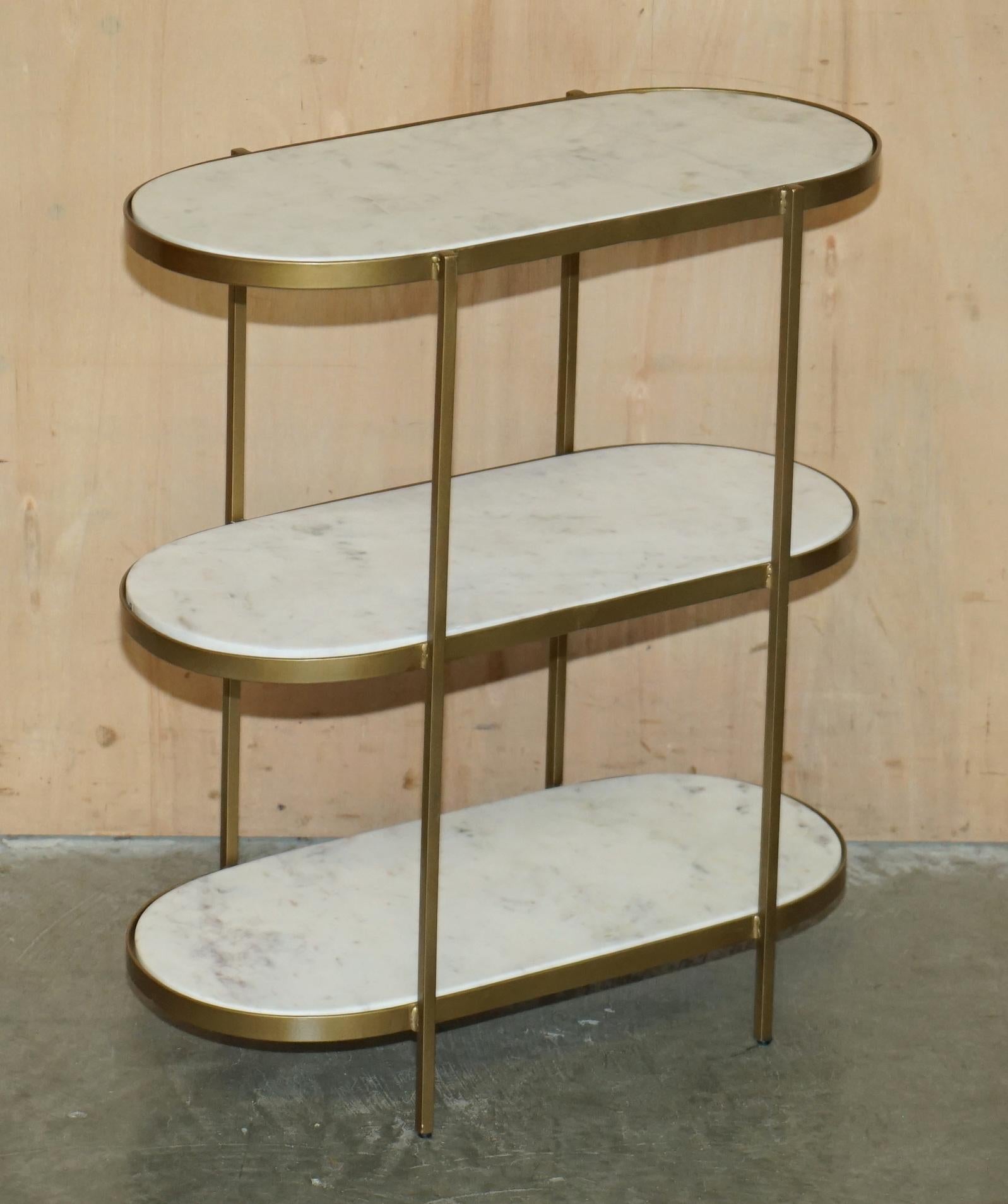 Royal House Antiques

Royal House Antiques freut sich, dieses atemberaubende Paar Vintage-Etageres-Beistelltische mit italienischen Carrara-Marmorplatten auf vergoldeten Messingrahmen zum Verkauf anzubieten 

Bitte beachten Sie die Liefergebühr
