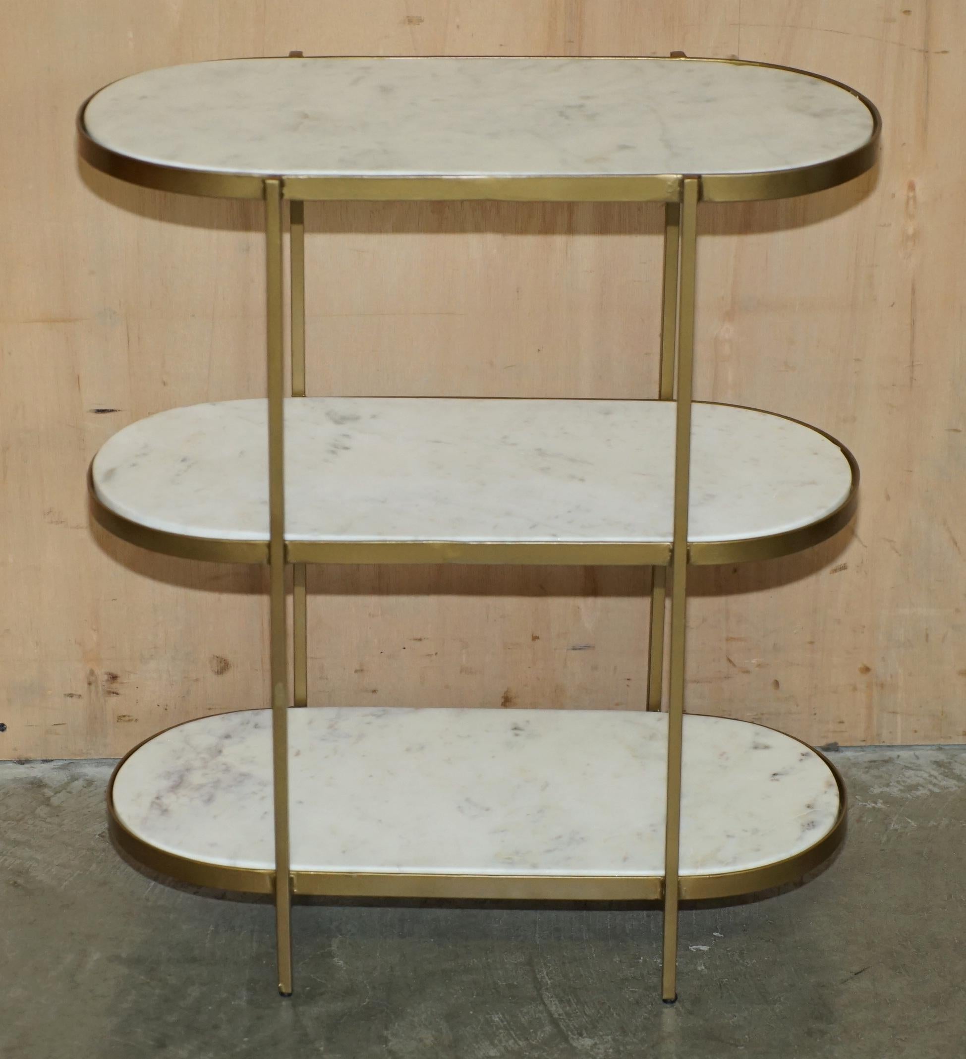 Pärchen ViNTAGE ITALIENISCHES CARRARA-MARBEL DREI STUFIGER SEITENTABEL MIT ETAGEREN (Art déco) im Angebot