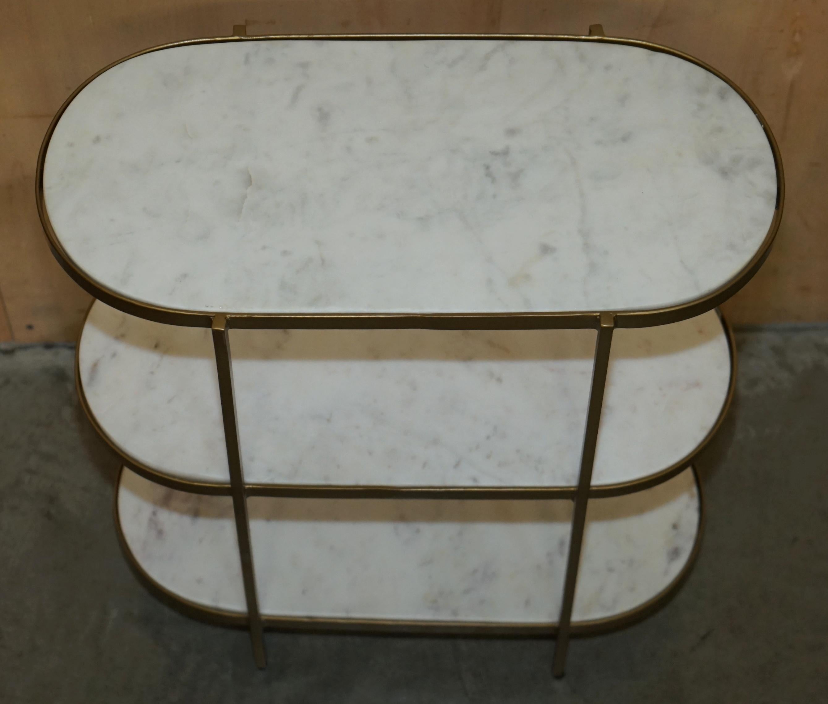 Pärchen ViNTAGE ITALIENISCHES CARRARA-MARBEL DREI STUFIGER SEITENTABEL MIT ETAGEREN (Europäisch) im Angebot