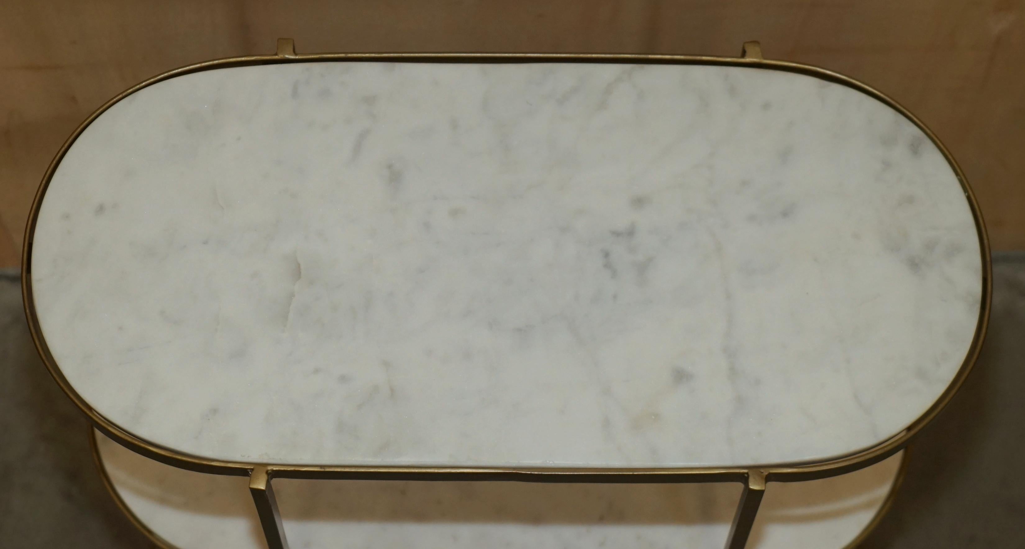 Pärchen ViNTAGE ITALIENISCHES CARRARA-MARBEL DREI STUFIGER SEITENTABEL MIT ETAGEREN (Vergoldet) im Angebot