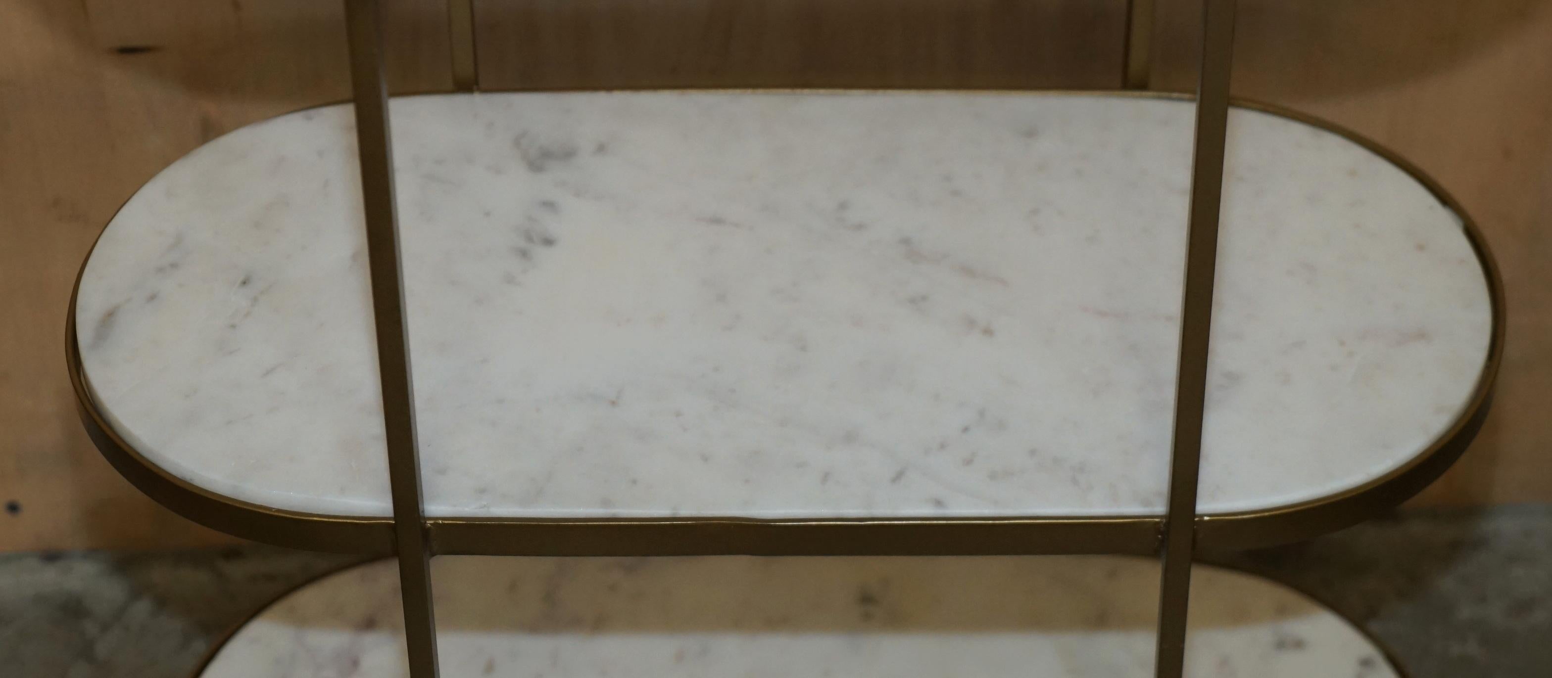 Pärchen ViNTAGE ITALIENISCHES CARRARA-MARBEL DREI STUFIGER SEITENTABEL MIT ETAGEREN im Zustand „Gut“ im Angebot in West Sussex, Pulborough