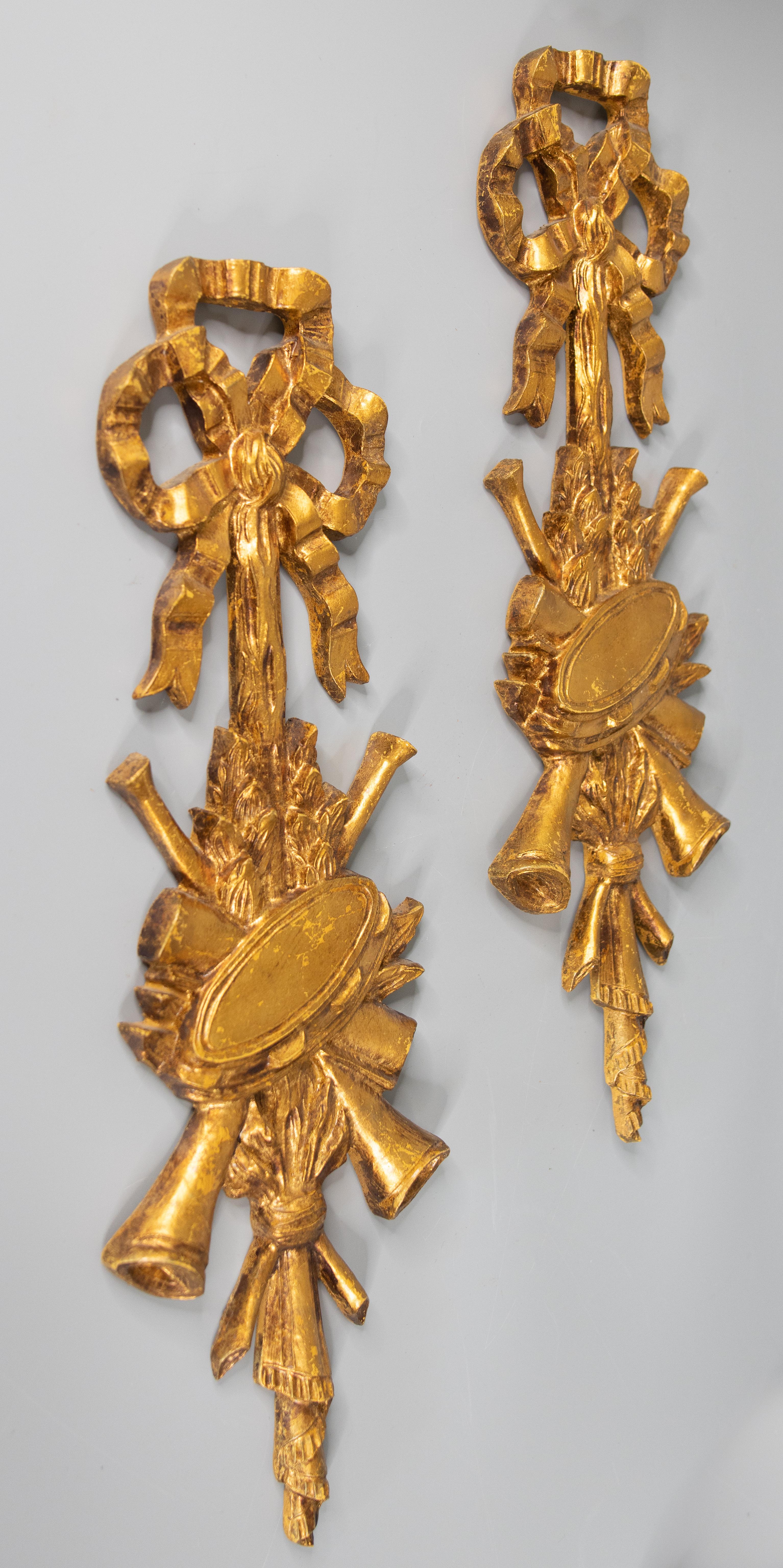 Hand-Carved Pair of Vintage Italian Carved Giltwood Musical Instruments Wall Hangings Swags