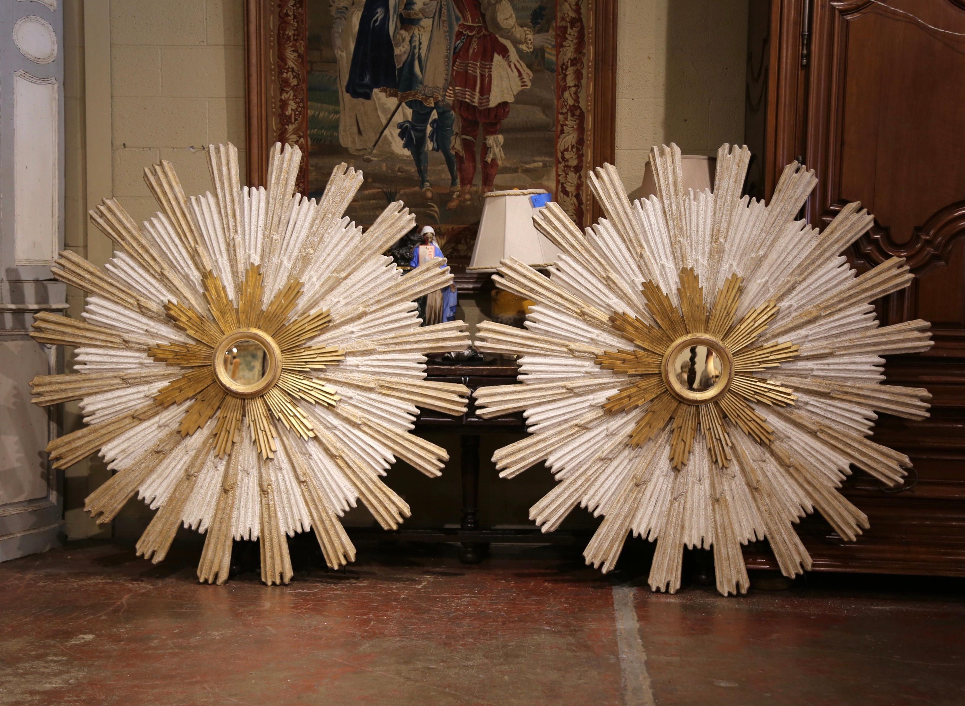 Paar italienische geschnitzte Sonnenschliff-Spiegel aus Giltwood mit zwei Etagen (Handgeschnitzt) im Angebot