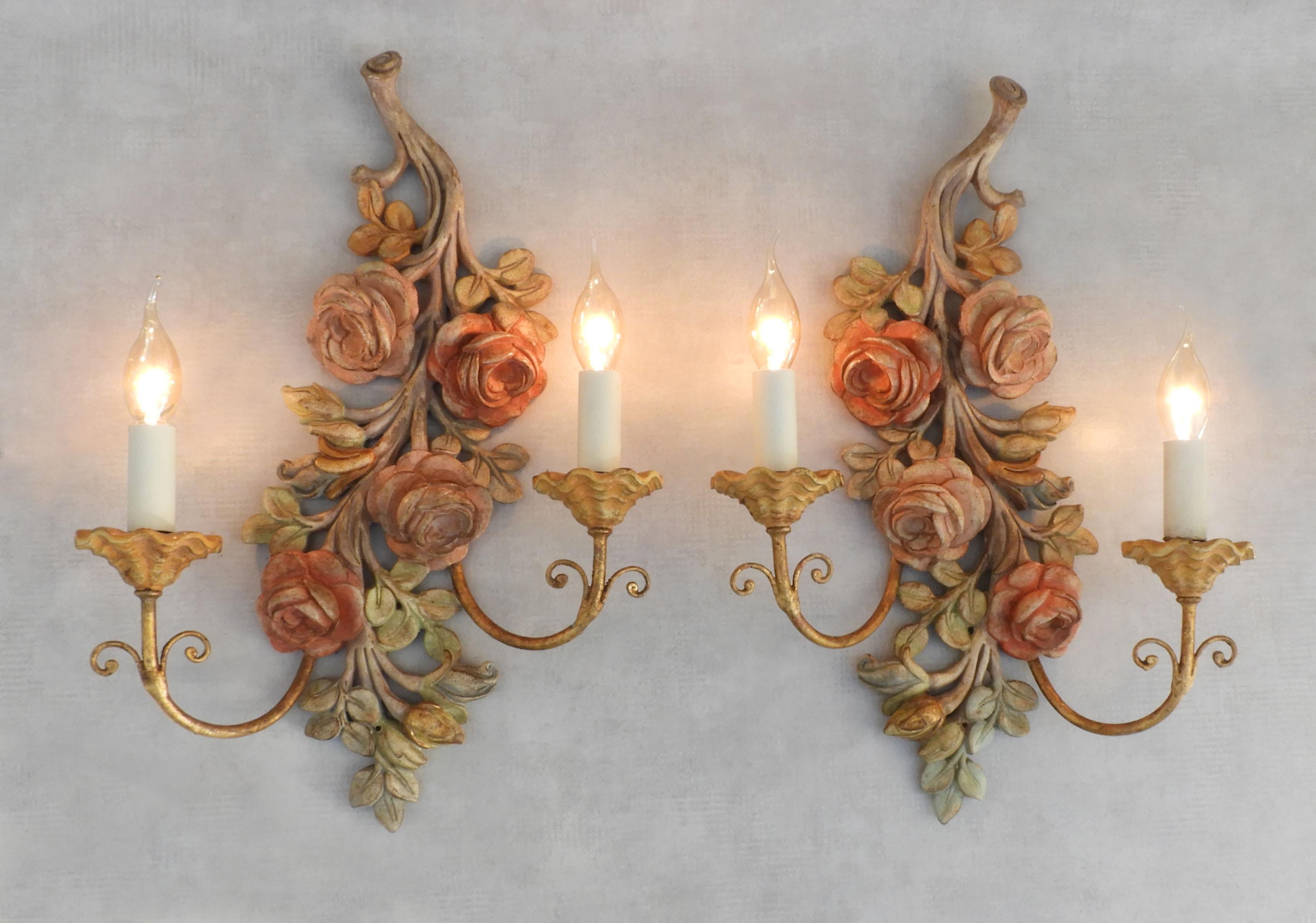 Paar italienische Vintage-Wandleuchten aus geschnitztem Holz mit Rosenblumenmotiv aus Holz (Romantik) im Angebot