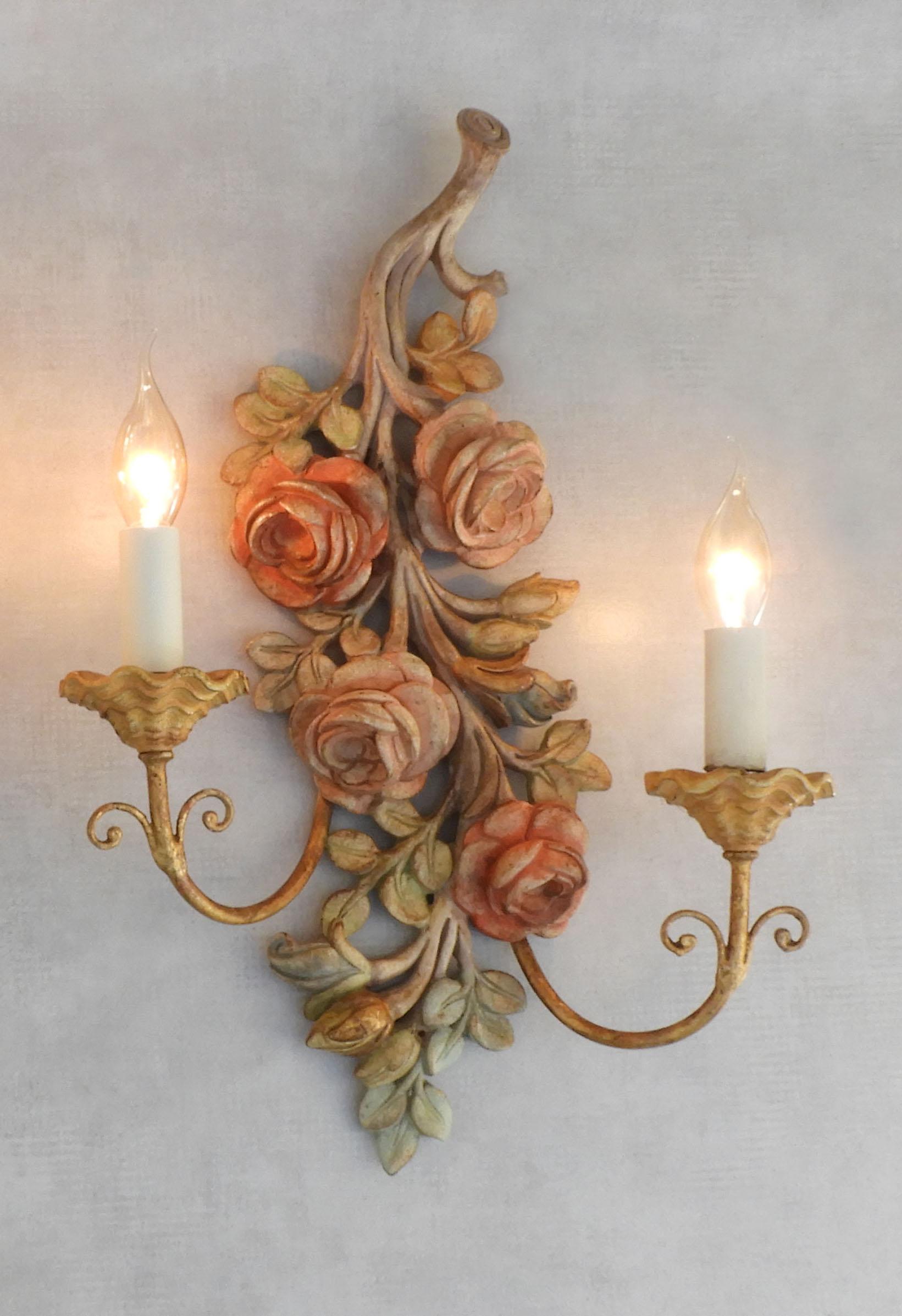 Pair of Vintage Italian Carved Wood Rose Flower Wall light Sconces In Good Condition For Sale In Trensacq, FR