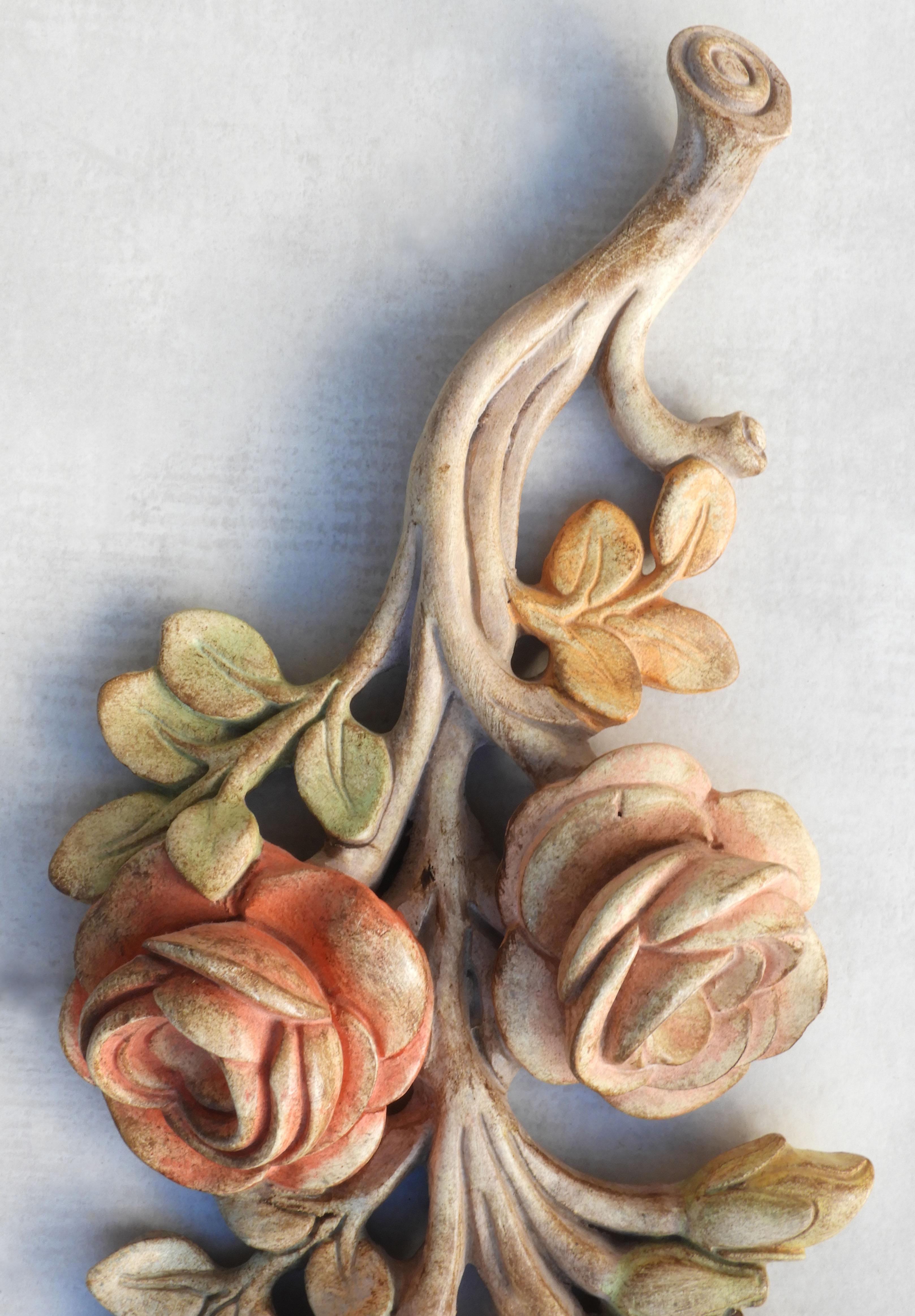 Paar italienische Vintage-Wandleuchten aus geschnitztem Holz mit Rosenblumenmotiv aus Holz (Metall) im Angebot
