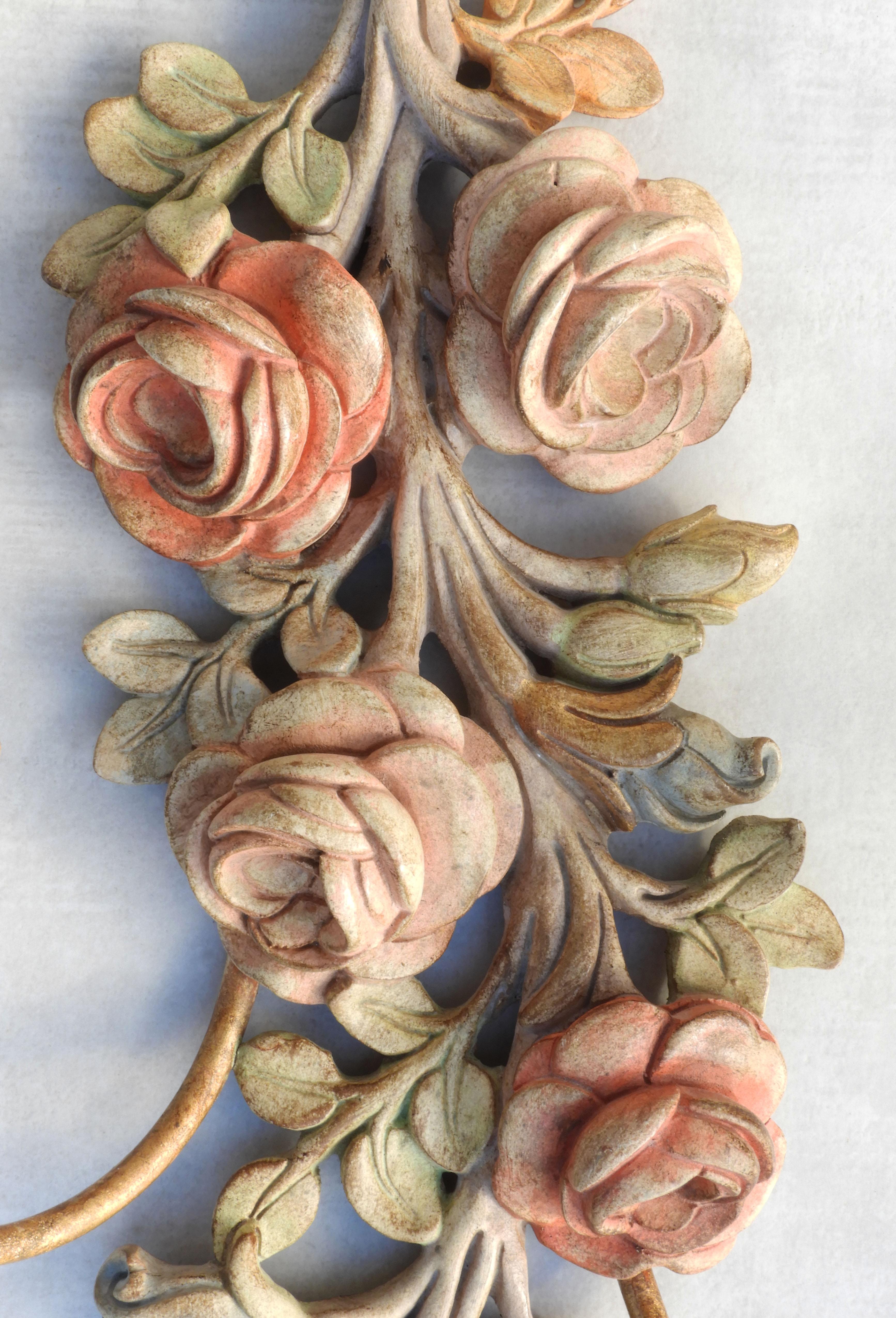 Paar italienische Vintage-Wandleuchten aus geschnitztem Holz mit Rosenblumenmotiv aus Holz im Angebot 1