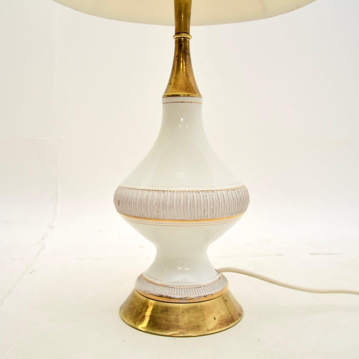 Italiano Coppia di lampade da tavolo vintage in ceramica e ottone in vendita