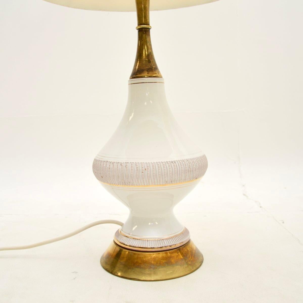 Coppia di lampade da tavolo vintage in ceramica e ottone In condizioni buone in vendita a London, GB