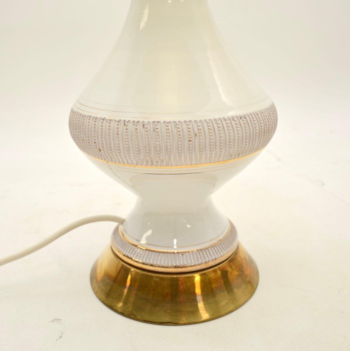 Metà XX secolo Coppia di lampade da tavolo vintage in ceramica e ottone in vendita