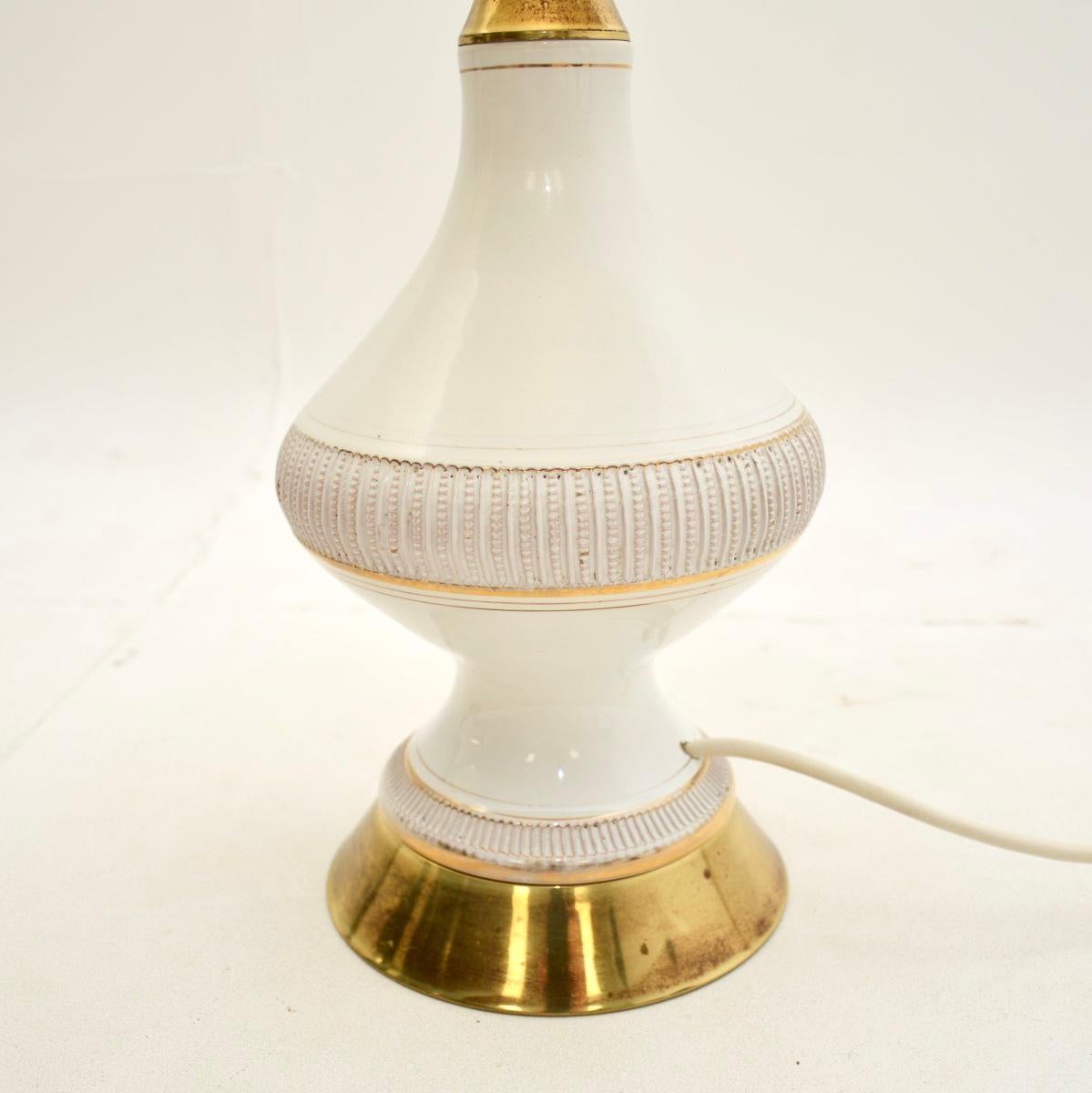 Ottone Coppia di lampade da tavolo vintage in ceramica e ottone in vendita