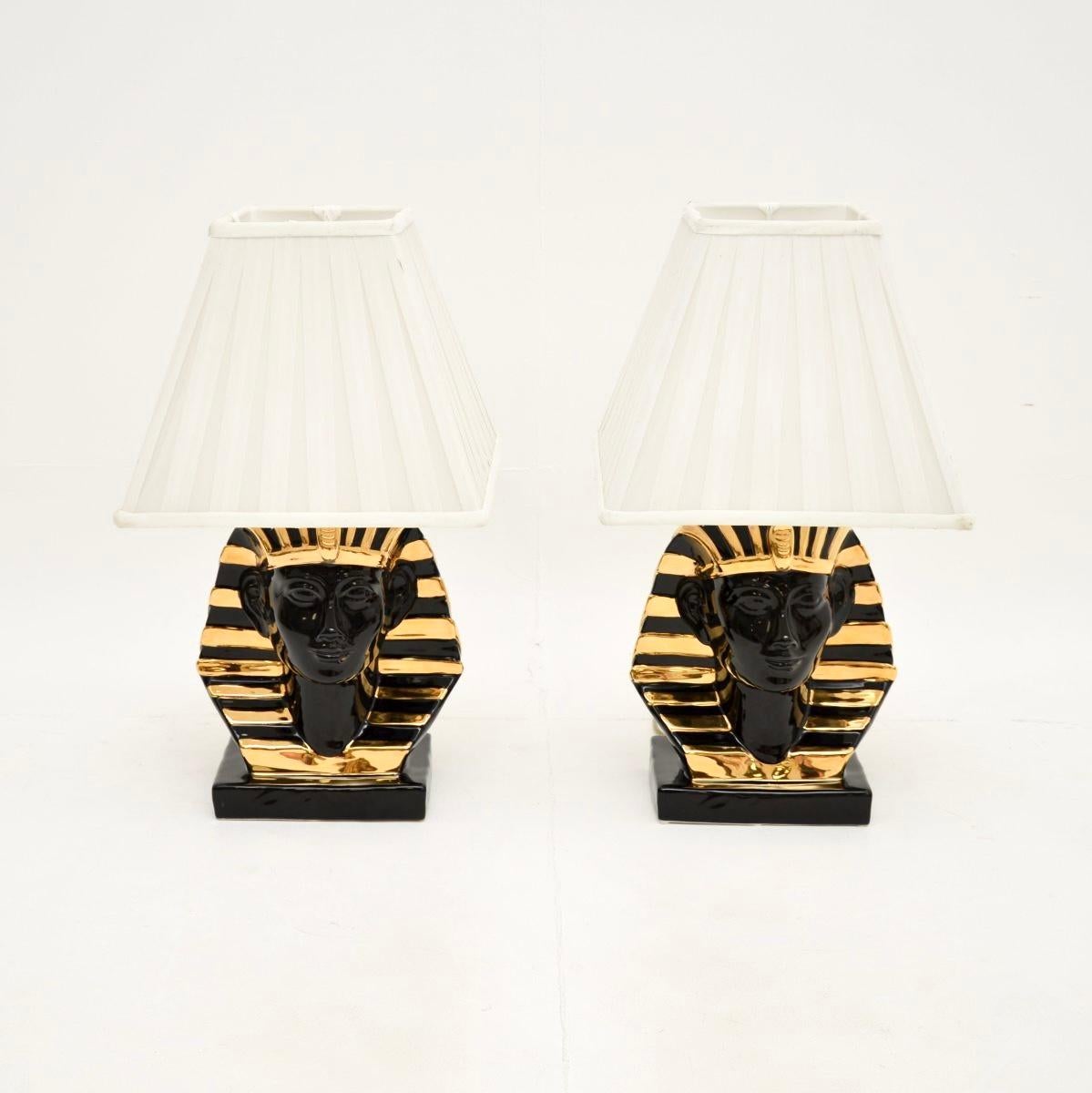 Une fabuleuse paire de lampes de table Pharaon en céramique italienne vintage. Fabriqués en Angleterre, ils datent des années 1980.

Ils sont très élégants, de grande taille et d'excellente qualité.

L'état est excellent et ils sont en bon état de