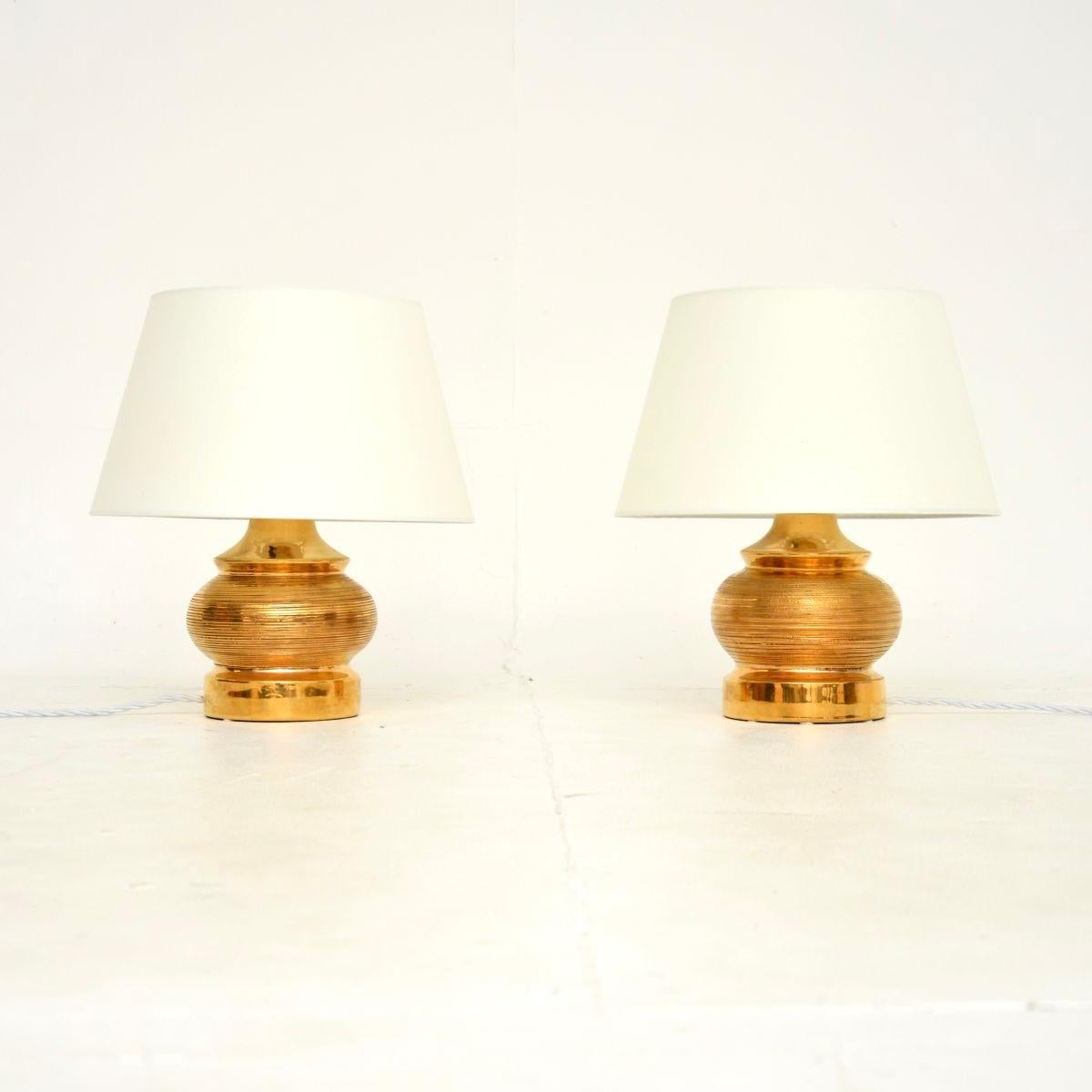 Une superbe paire de lampes de table vintage en céramique italienne par Bitossi. Conçues par Aldo Londi, elles ont été fabriquées en Italie et datent des années 1970 environ.

Ils sont d'une qualité exceptionnelle, avec un magnifique design/One et
