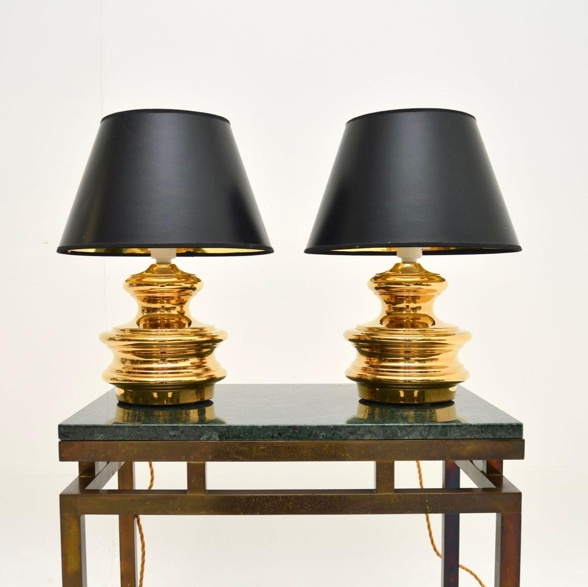Ein schönes Paar italienischer Vintage-Keramik-Tischlampen aus den 1960-70er Jahren.

Sie sind von hervorragender Qualität und haben ein wunderschönes Design. Die Keramiksockel sind in einem atemberaubenden Goldton gehalten, der durch die schwarzen