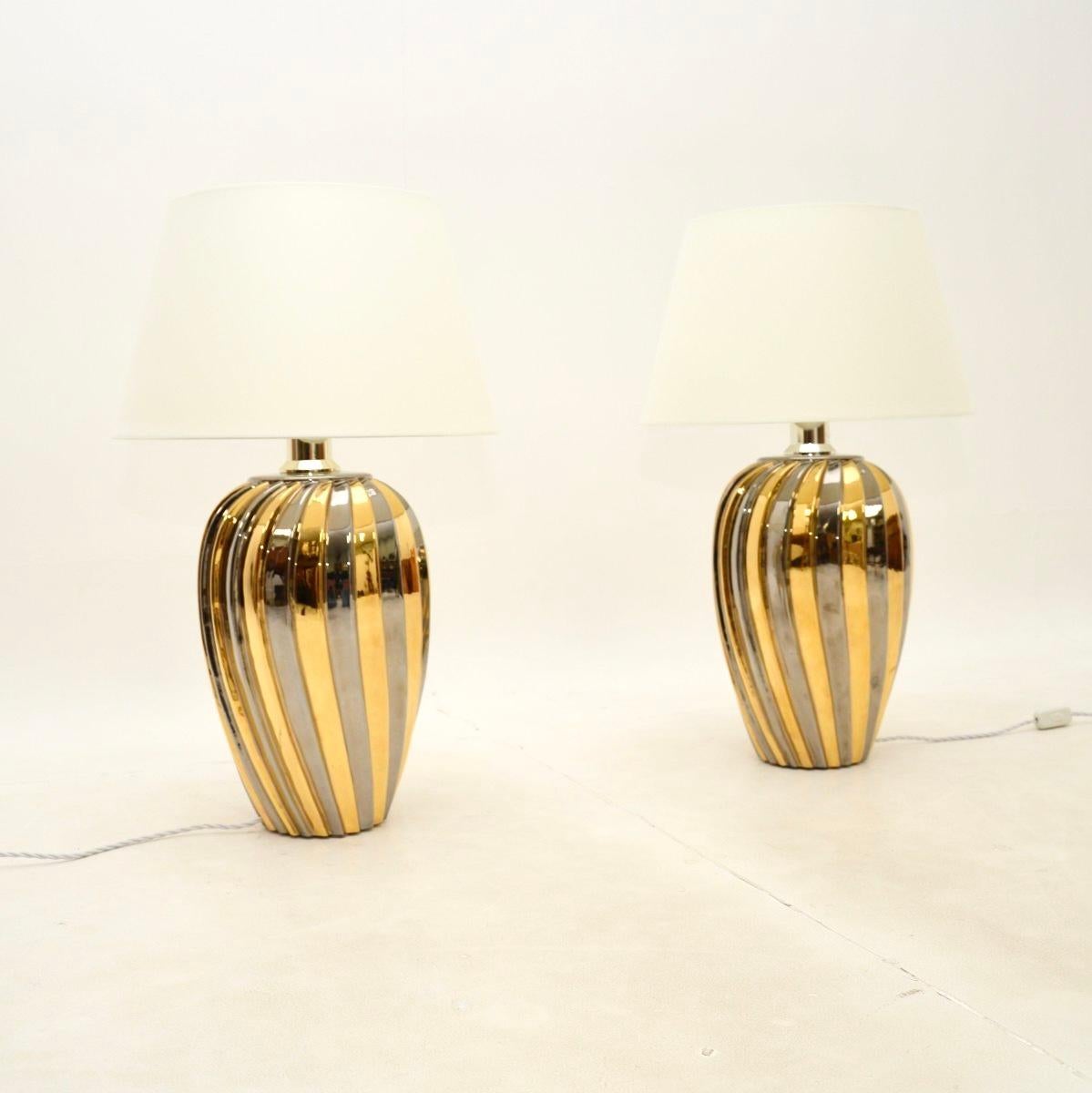 Une grande et étonnante paire de lampes de table en céramique italienne vintage. Ils ont été fabriqués en Italie et datent des années 1970.

Ils sont d'une grande taille et d'une qualité étonnante, avec une magnifique finition argentée et dorée