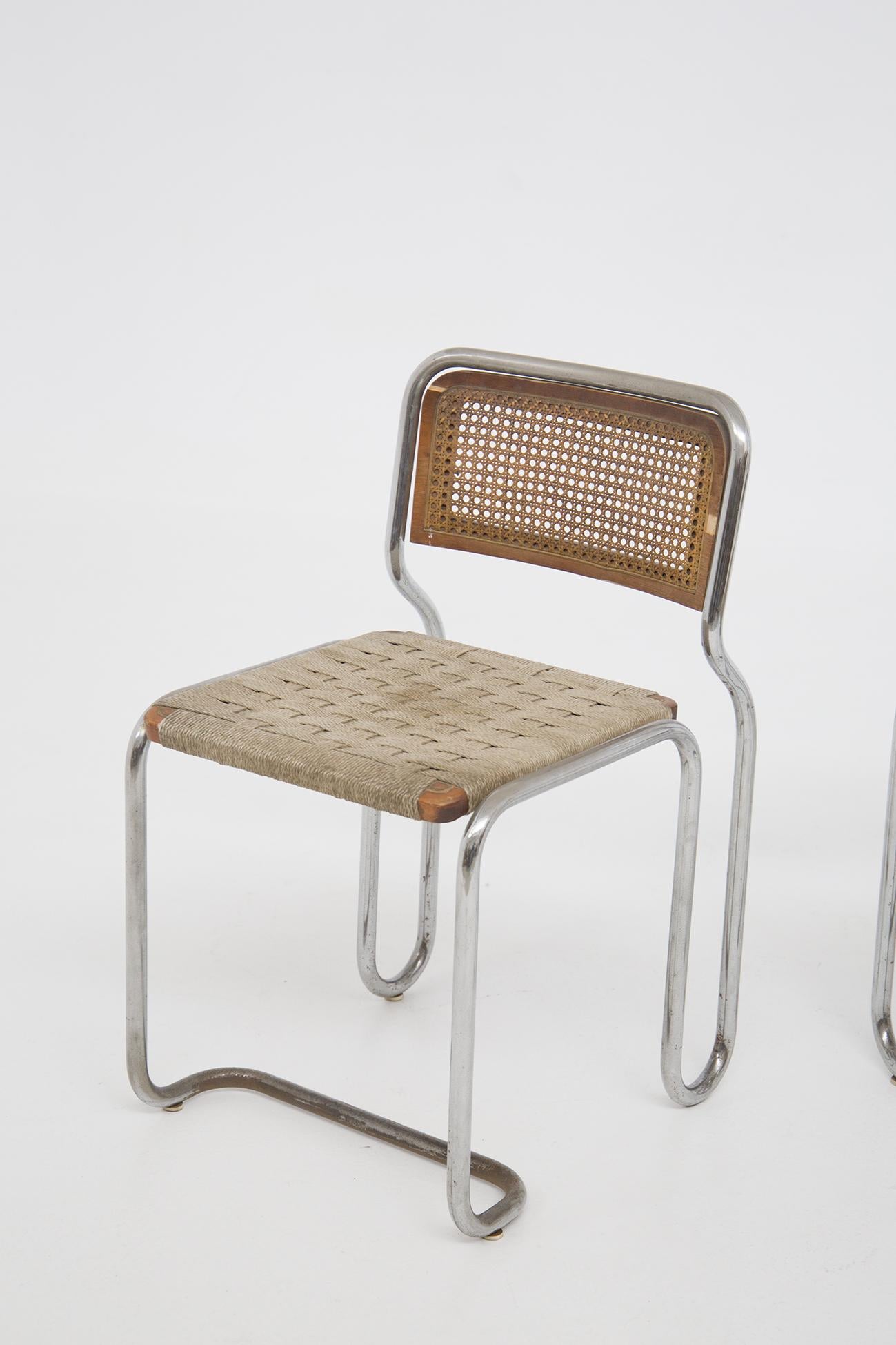 Beautiful pair of chairs in steel and straw, fine Italian manufacture, belonging to the 30s.
The pair is totally made of steel in the structure, which is very particular: in fact the feet are 4, but they are joined together. The front ones form a
