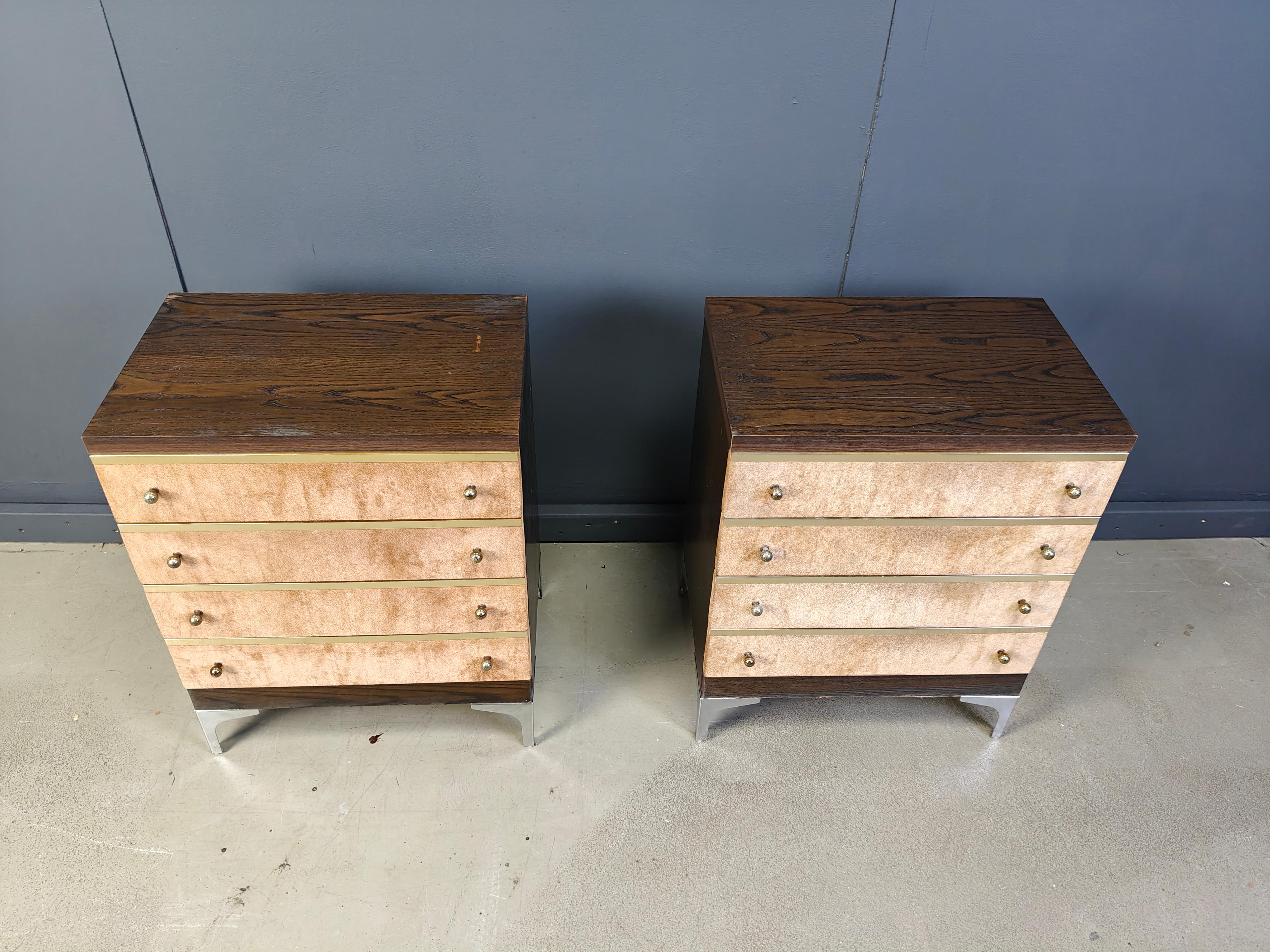 Cassettiera o comodino in legno vintage con cassetti in velluto e ottone e gambe cromate.

Pezzi anni '70 molto belli.

Anni '70 - Italia

Buone condizioni generali con normale usura dovuta all'età.

Dimensioni:
Altezza: 74 cm
Larghezza: 60