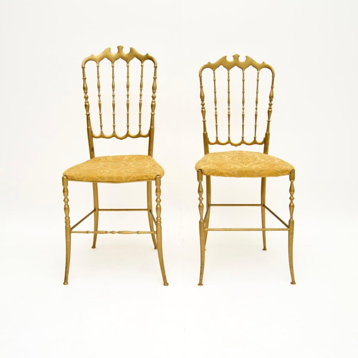Une magnifique paire de chaises de salle à manger Chiavari italiennes vintage en laiton massif. Ils ont été fabriqués en Italie et datent des années 1950.

La qualité est exceptionnelle, ils sont beaux sous tous les angles et étonnamment