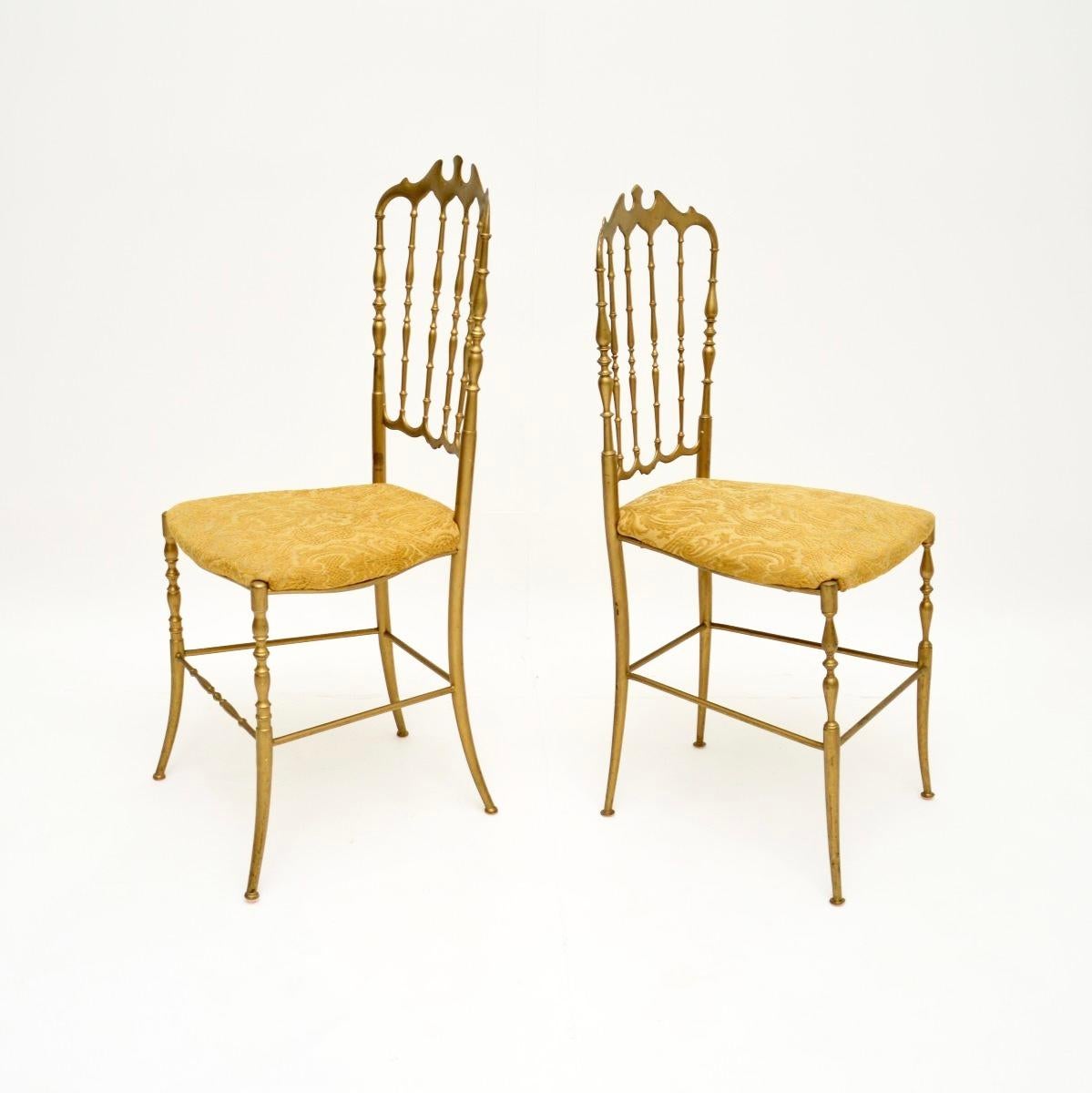 Mid-Century Modern Paire de chaises de salle à manger Chiavari italiennes vintage en laiton massif en vente