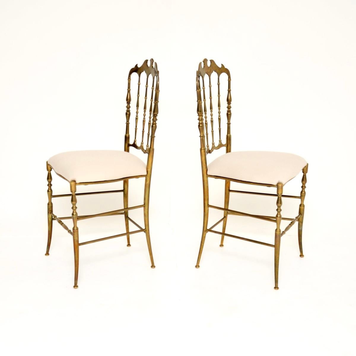 Pair of Vintage Italian Chiavari Dining Chairs in Solid Brass (Moderne der Mitte des Jahrhunderts) im Angebot