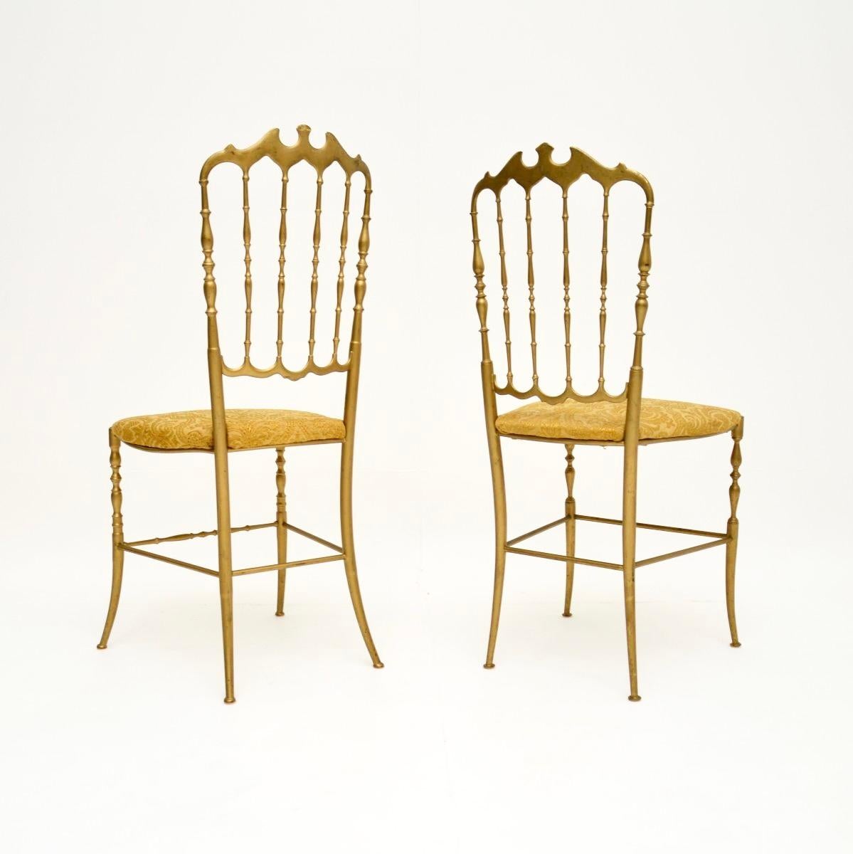 Paire de chaises de salle à manger Chiavari italiennes vintage en laiton massif Bon état - En vente à London, GB