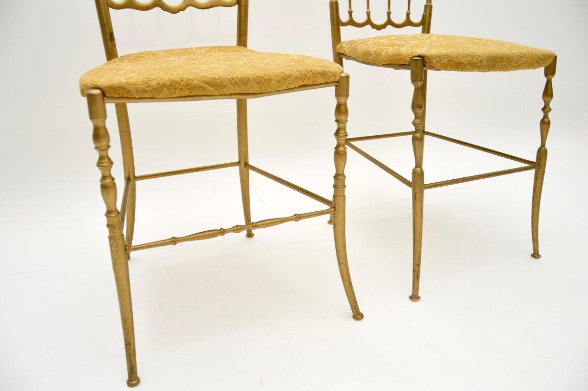 Paire de chaises de salle à manger Chiavari italiennes vintage en laiton massif en vente 1