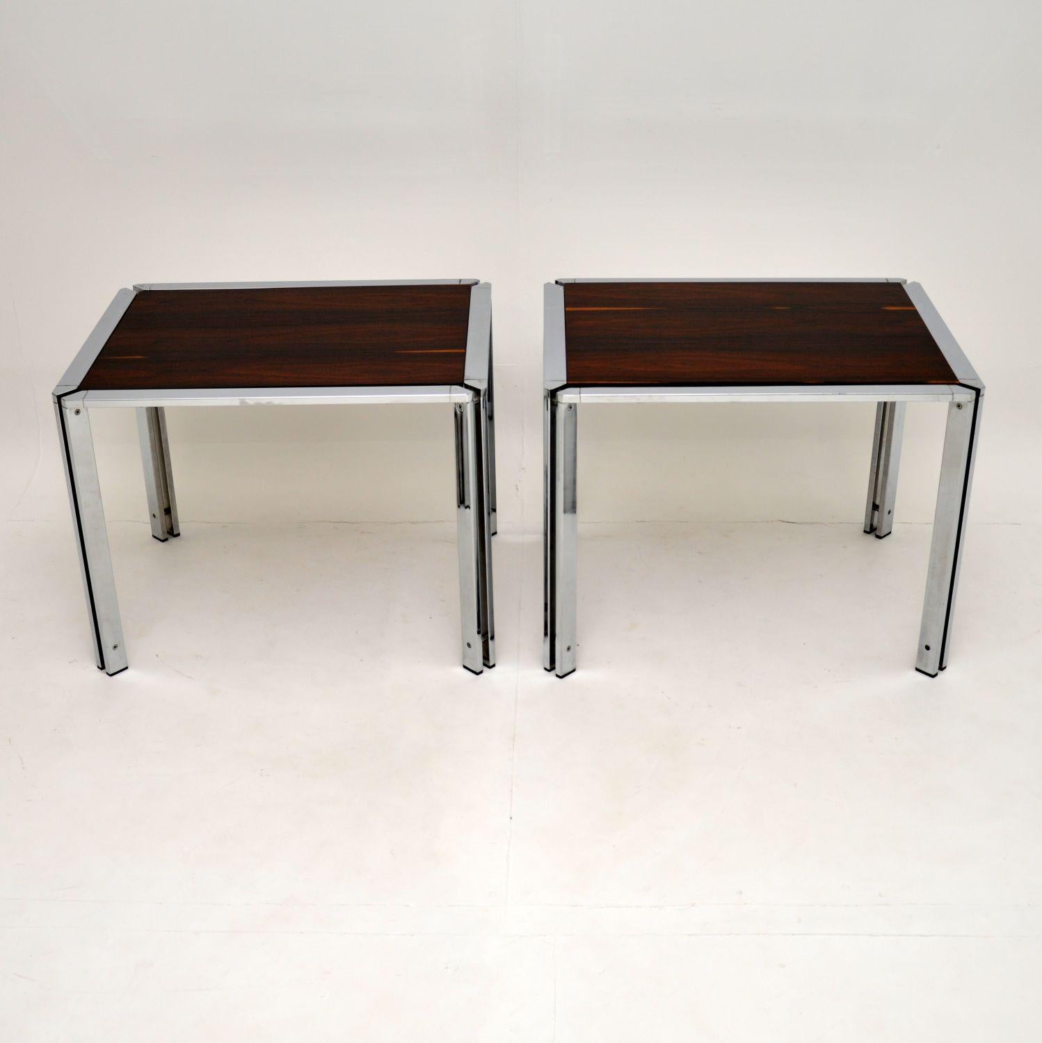 Superbe paire de tables d'appoint vintage en chrome avec plateaux en bois. Fabriqués en Italie, ils datent des années 1960-1970.

Ils sont magnifiquement fabriqués et ont une taille très utile. Les cadres en chrome poli sont en excellent état et ne