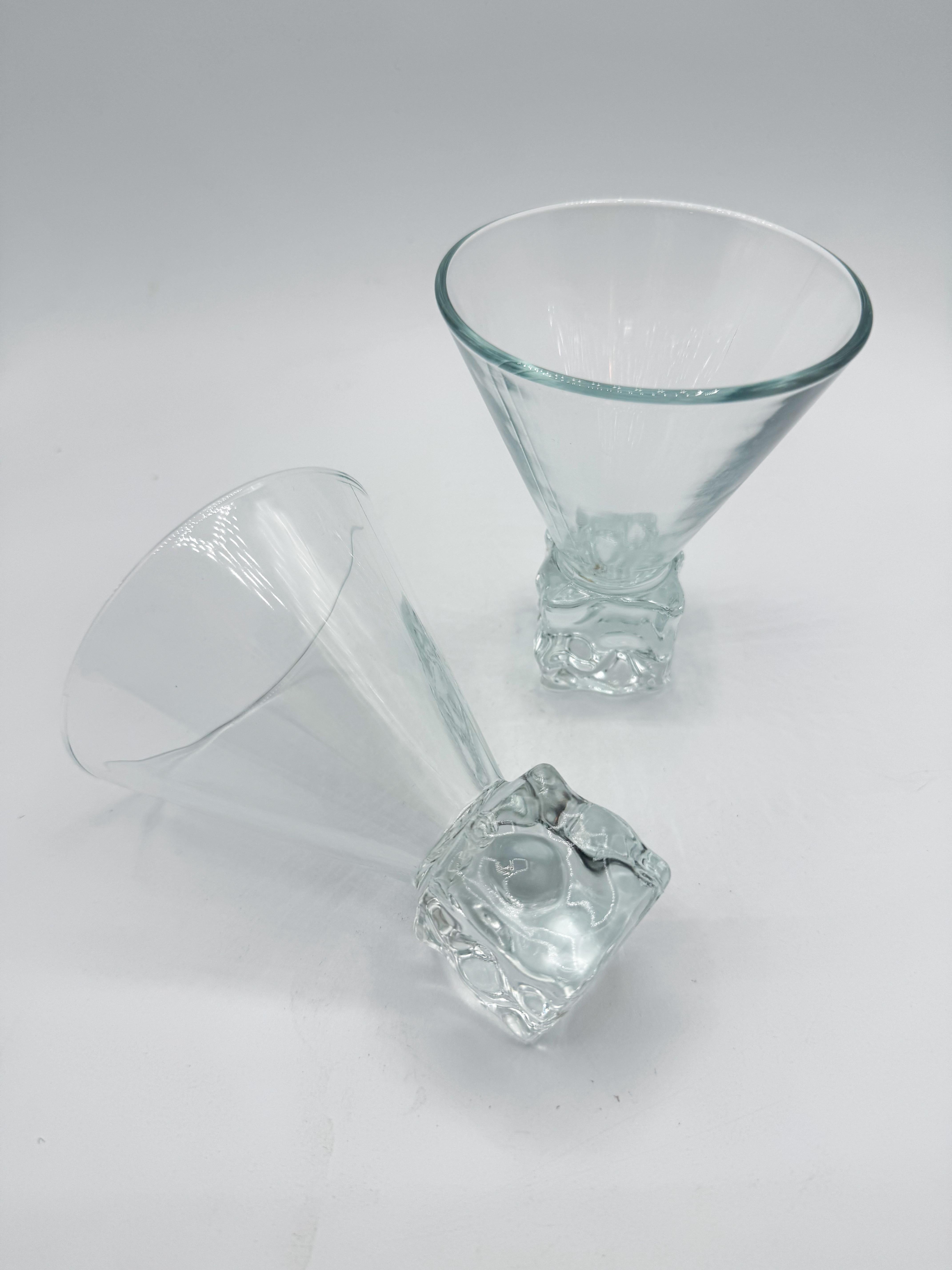 Pair of Vintage Italian Cube‑Base Martini Glasses, Mid‑Century Barware 1970s Posmoderno en venta