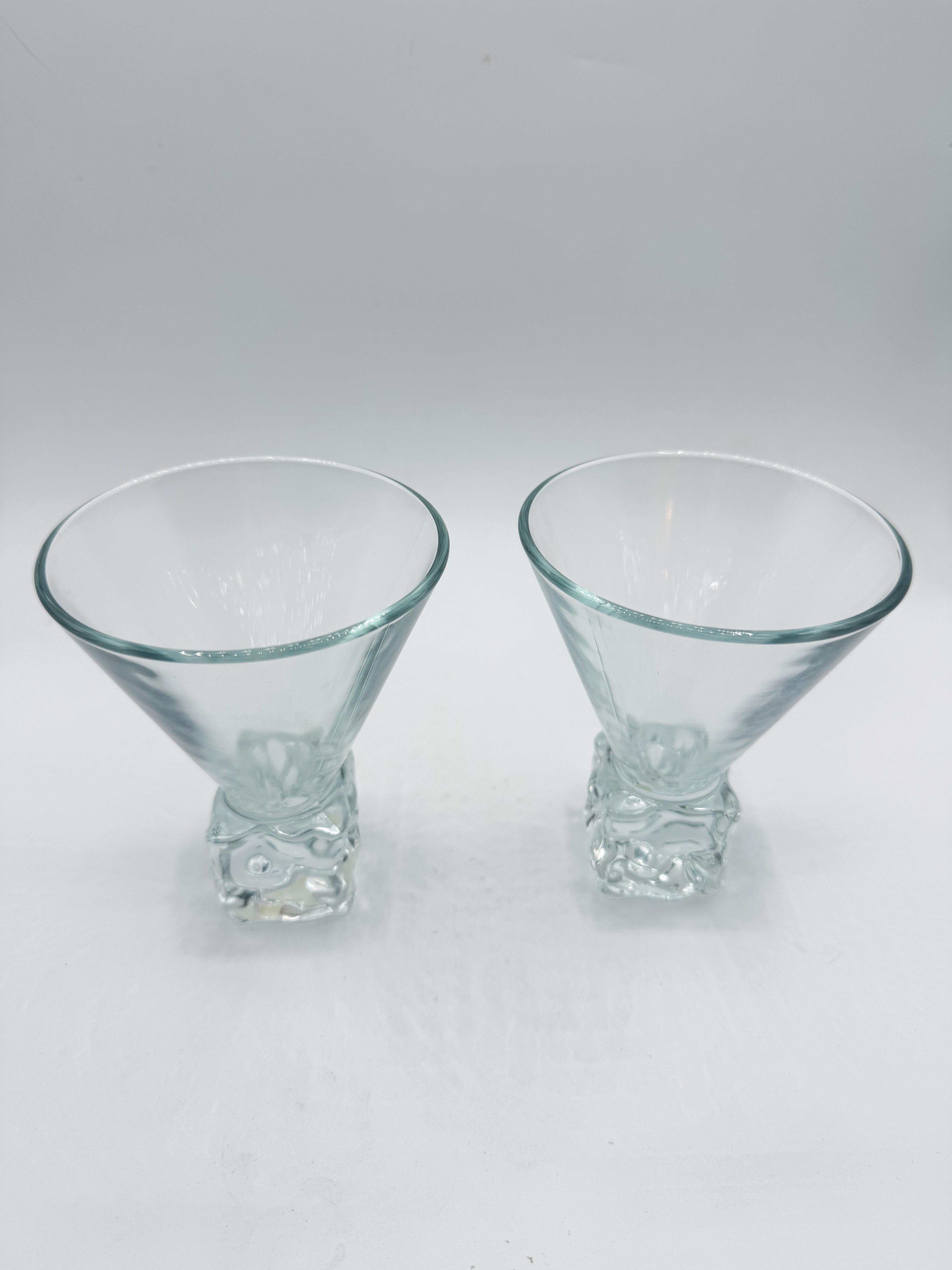 Pair of Vintage Italian Cube‑Base Martini Glasses, Mid‑Century Barware 1970s Italiano en venta