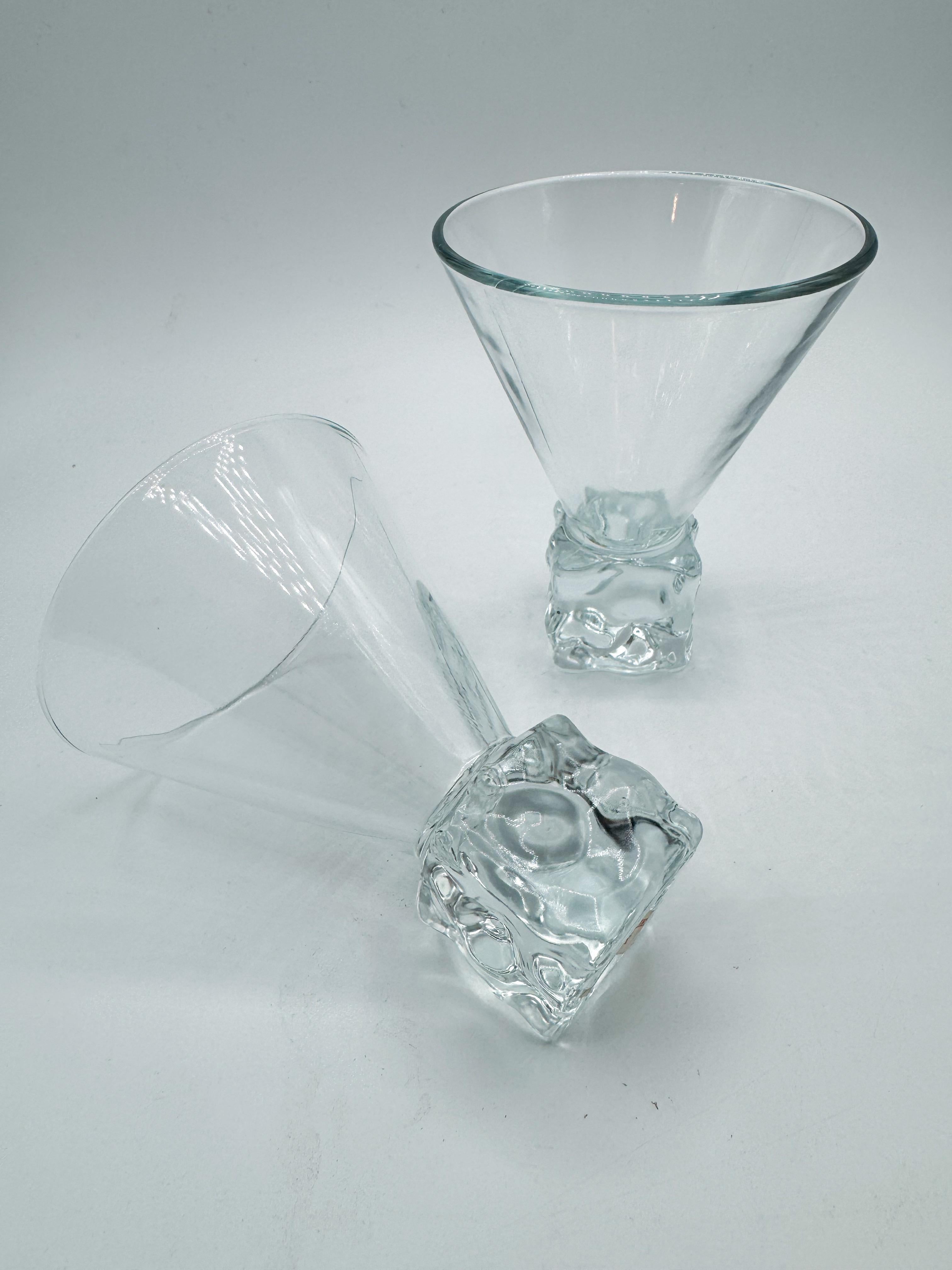 Pair of Vintage Italian Cube‑Base Martini Glasses, Mid‑Century Barware 1970s siglo XX en venta