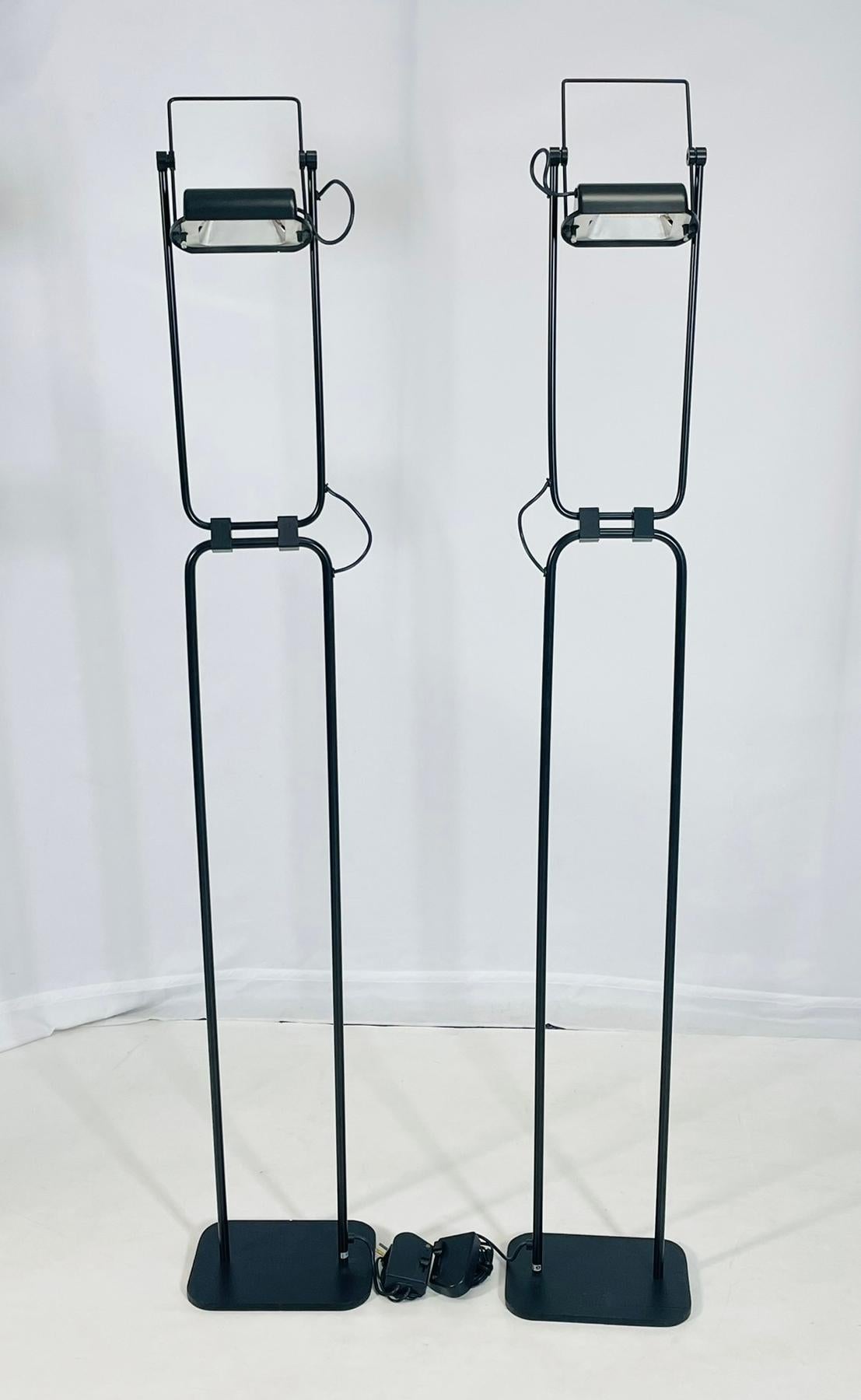 Coppia di lampade da terra vintage con meccanismo regolabile progettate e prodotte negli anni '80 in Italia da Gammalux.

Le lampade hanno bellissime linee architettoniche, la parte superiore della lampada è dotata di un meccanismo che permette di