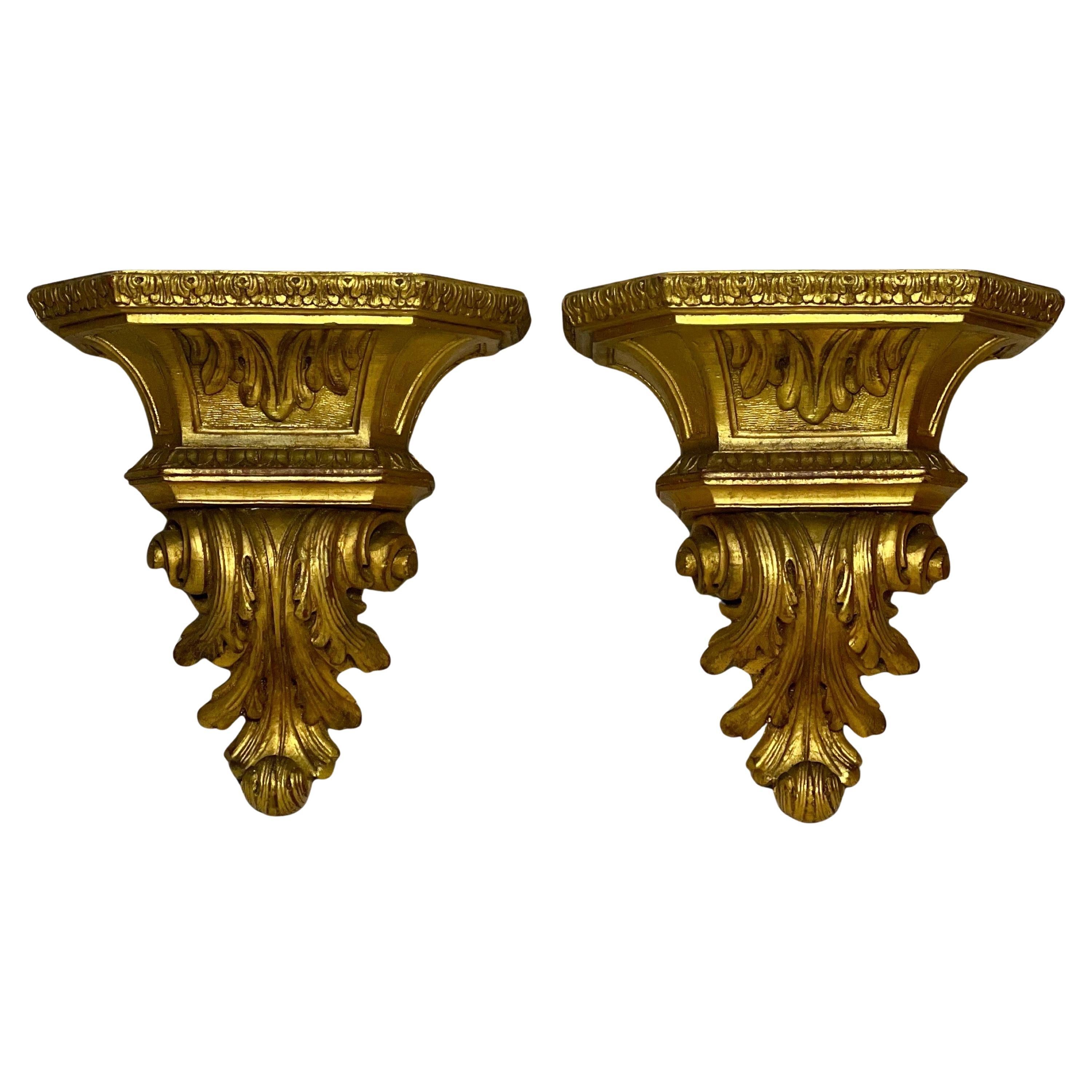 Coppia di mensole da parete in legno dorato in stile Florentine d'epoca