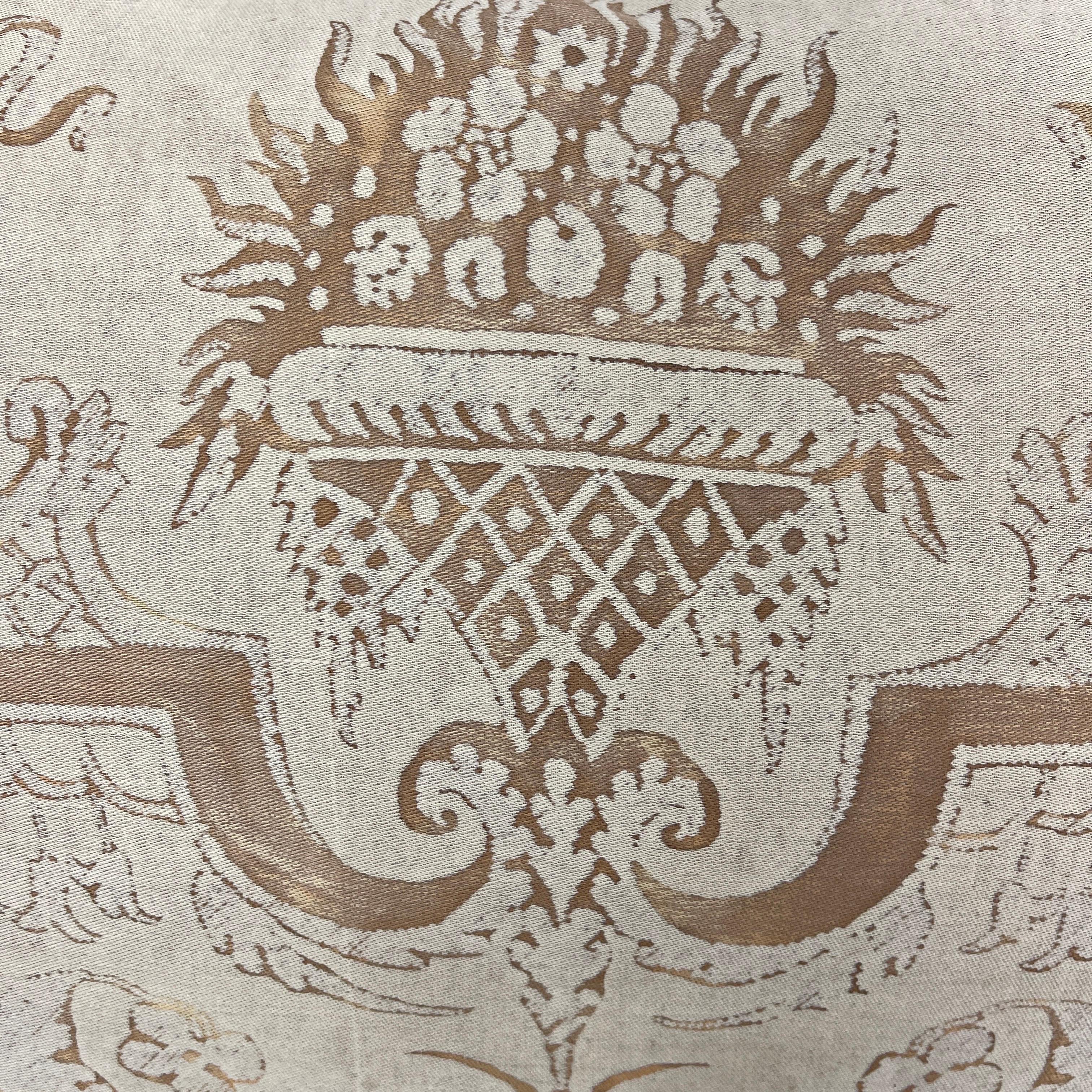 Paar italienische Fortuny-Stoff-Textilkissen im Vintage-Stil mit königlichem Goldmuster im Angebot 2