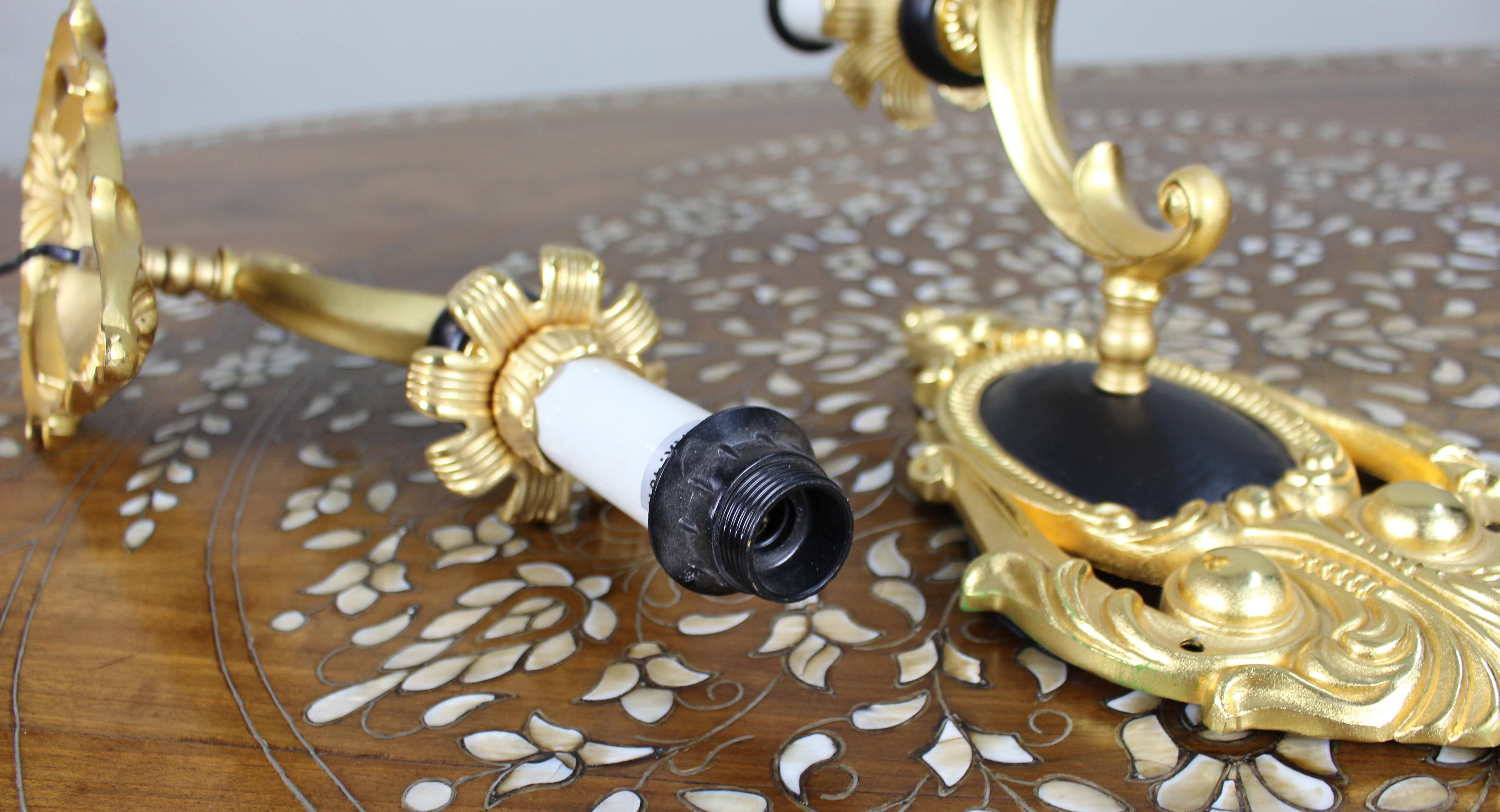 Coppia di applique italiane d'epoca in metallo dorato in vendita 1