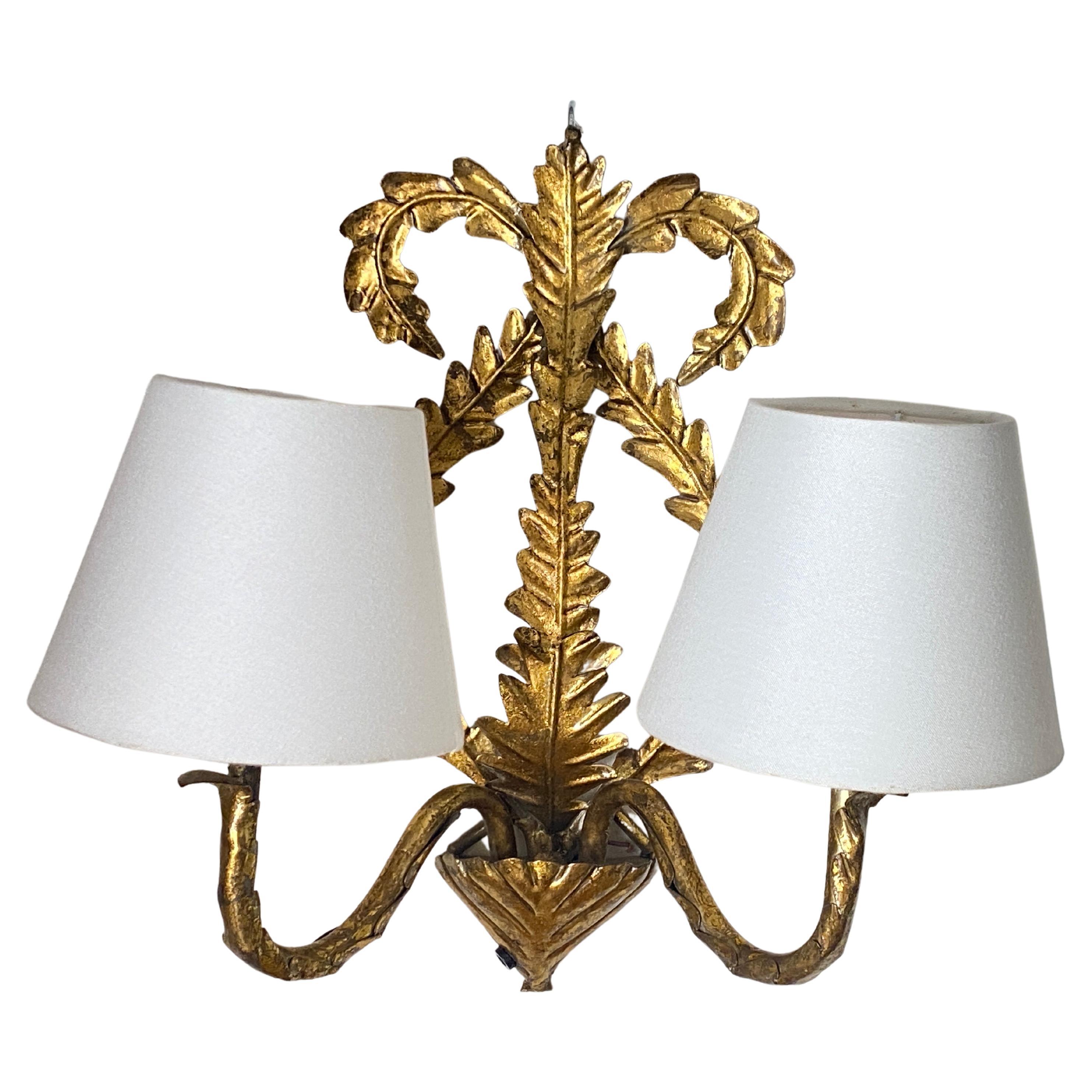 This pair of sconces, in gilt metal, remind the style of Coco chanel, that used a table with the same decor in her Parisian appartment. They are in the Hollywood Regency style. The condition is good, please see detailed pictures.
Italian