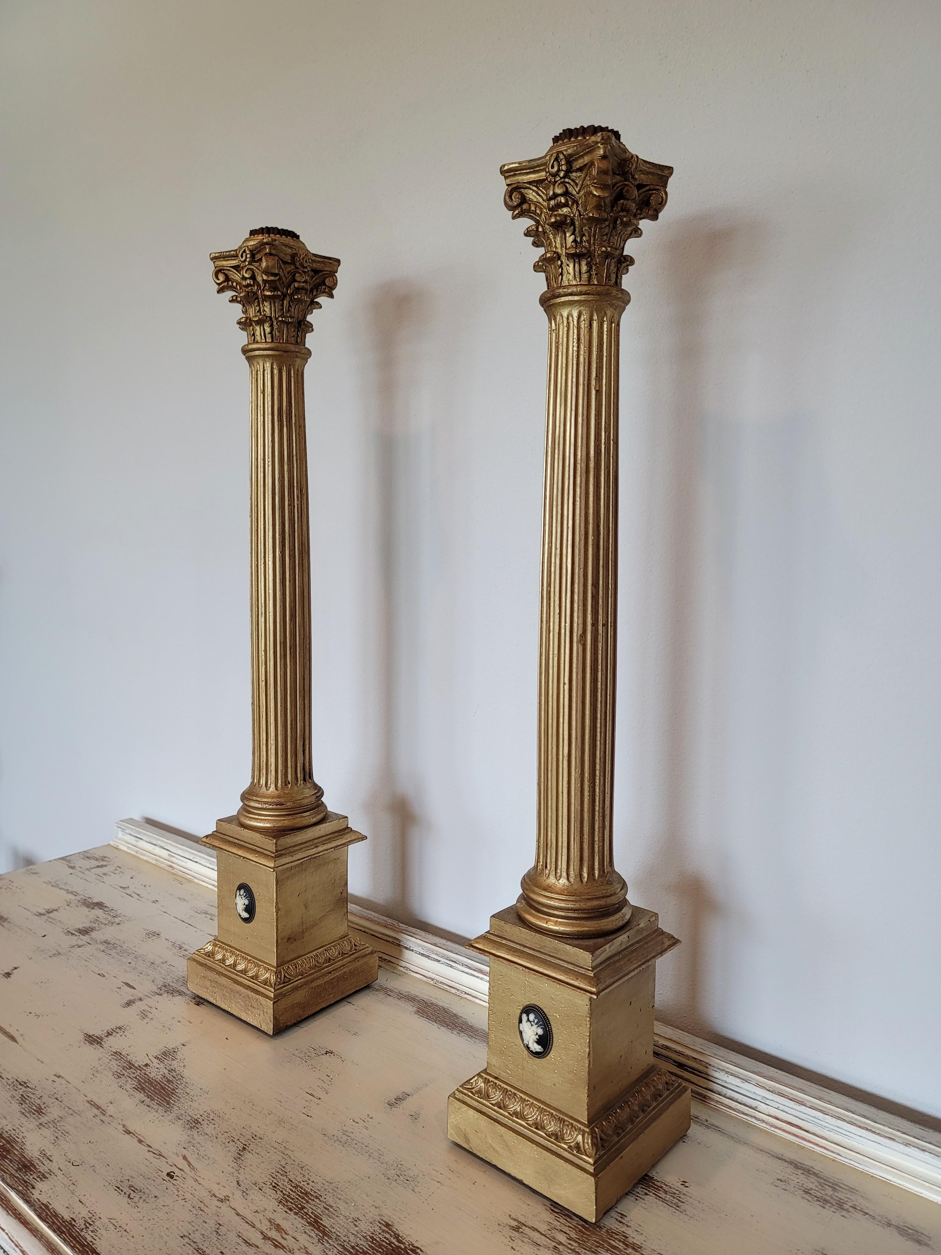 Paire de bougeoirs italiens anciens néoclassiques à colonne corinthienne en bois doré de style néoclassique en vente 6