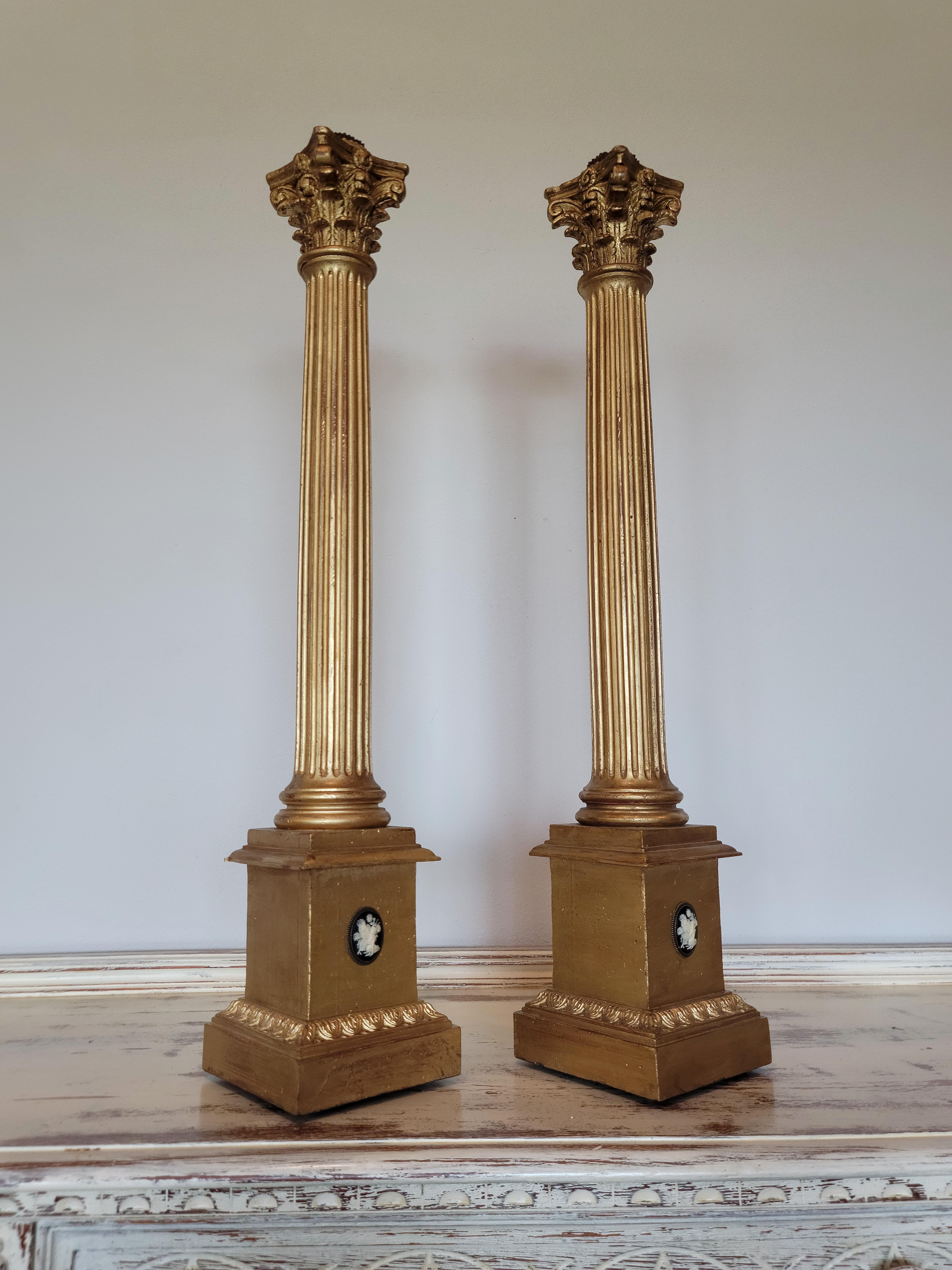 Paire de bougeoirs italiens anciens néoclassiques à colonne corinthienne en bois doré de style néoclassique en vente 8