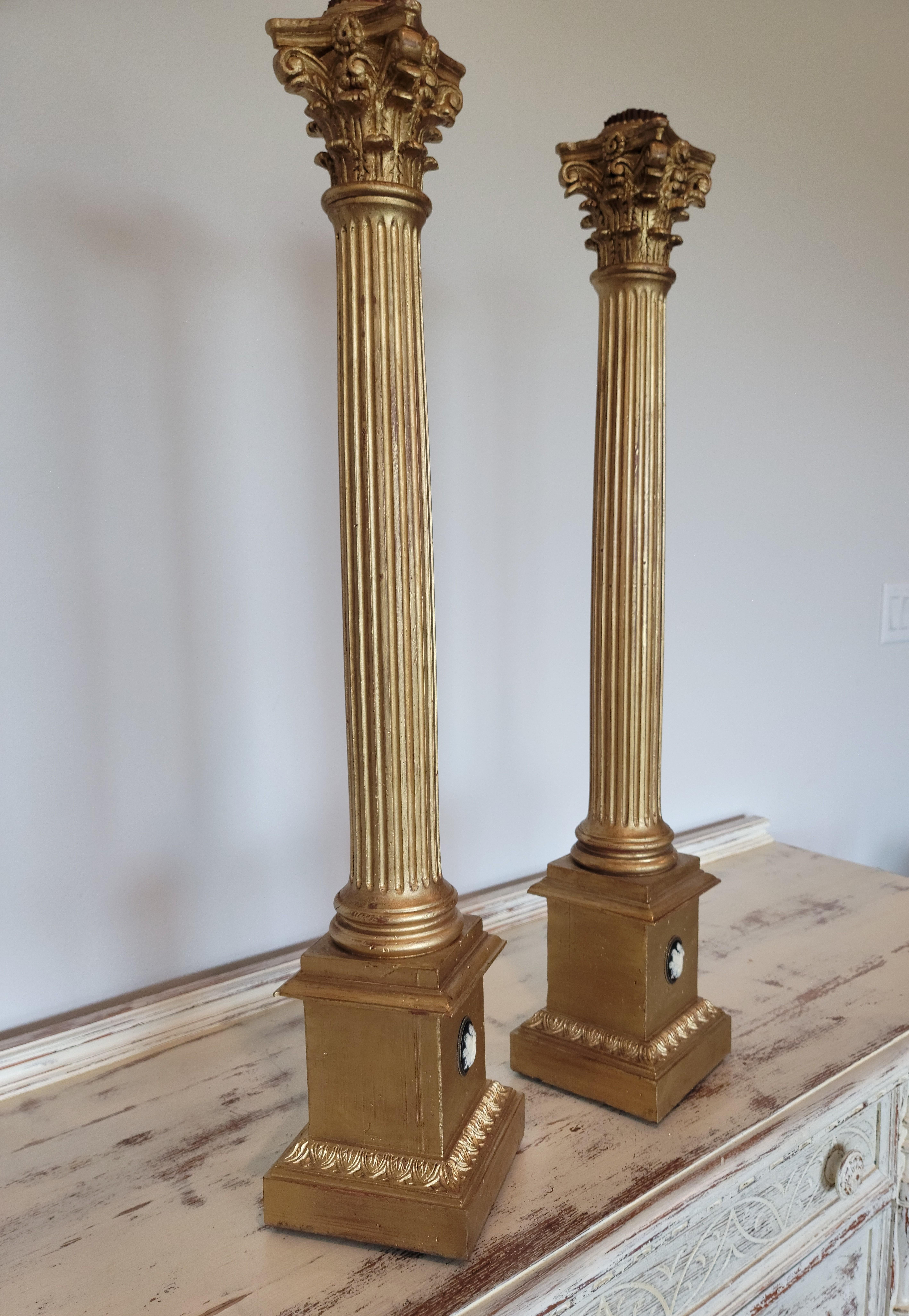 Paire de bougeoirs italiens anciens néoclassiques à colonne corinthienne en bois doré de style néoclassique en vente 9