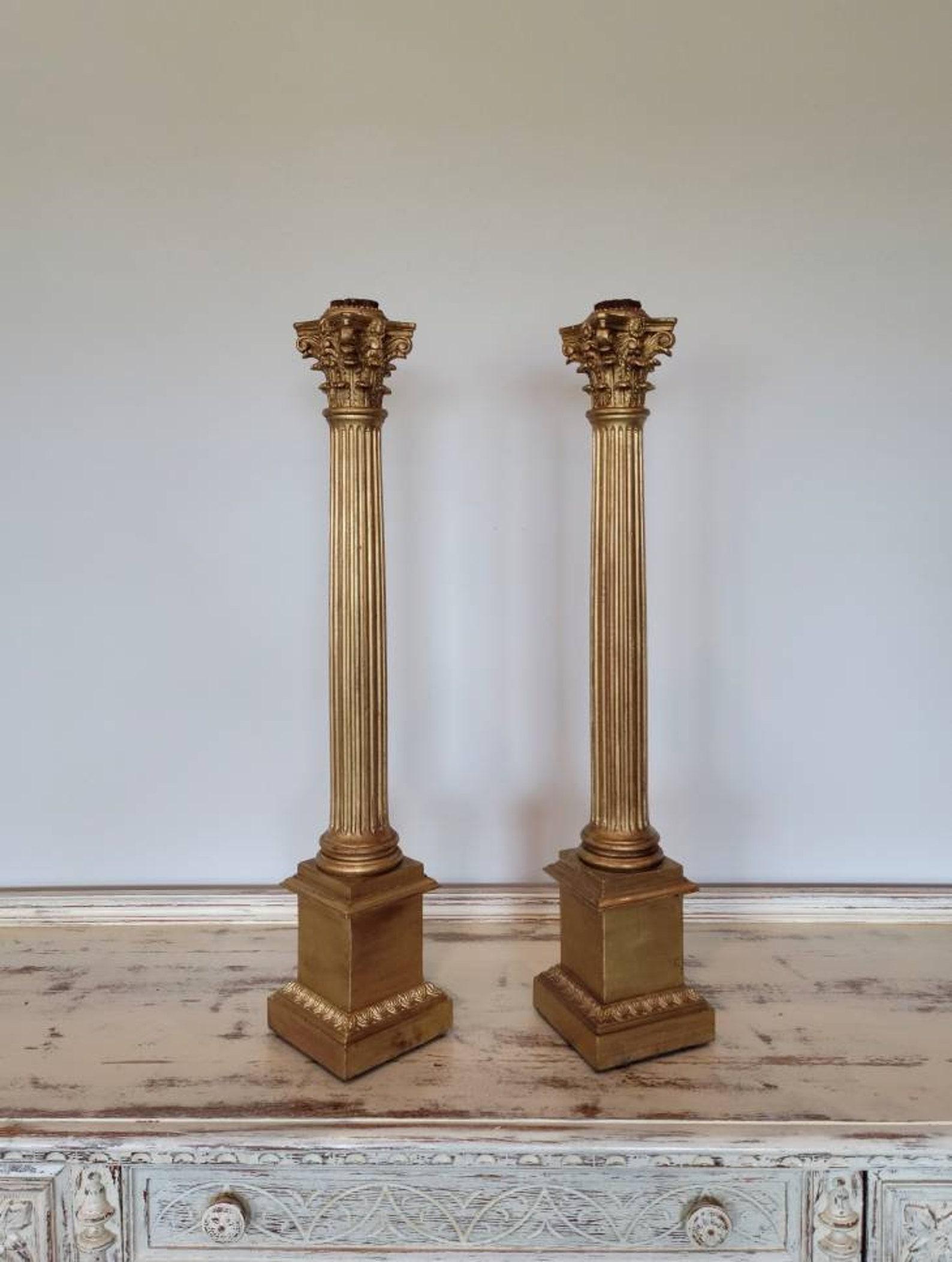 Sculpté à la main Paire de bougeoirs italiens anciens néoclassiques à colonne corinthienne en bois doré de style néoclassique en vente