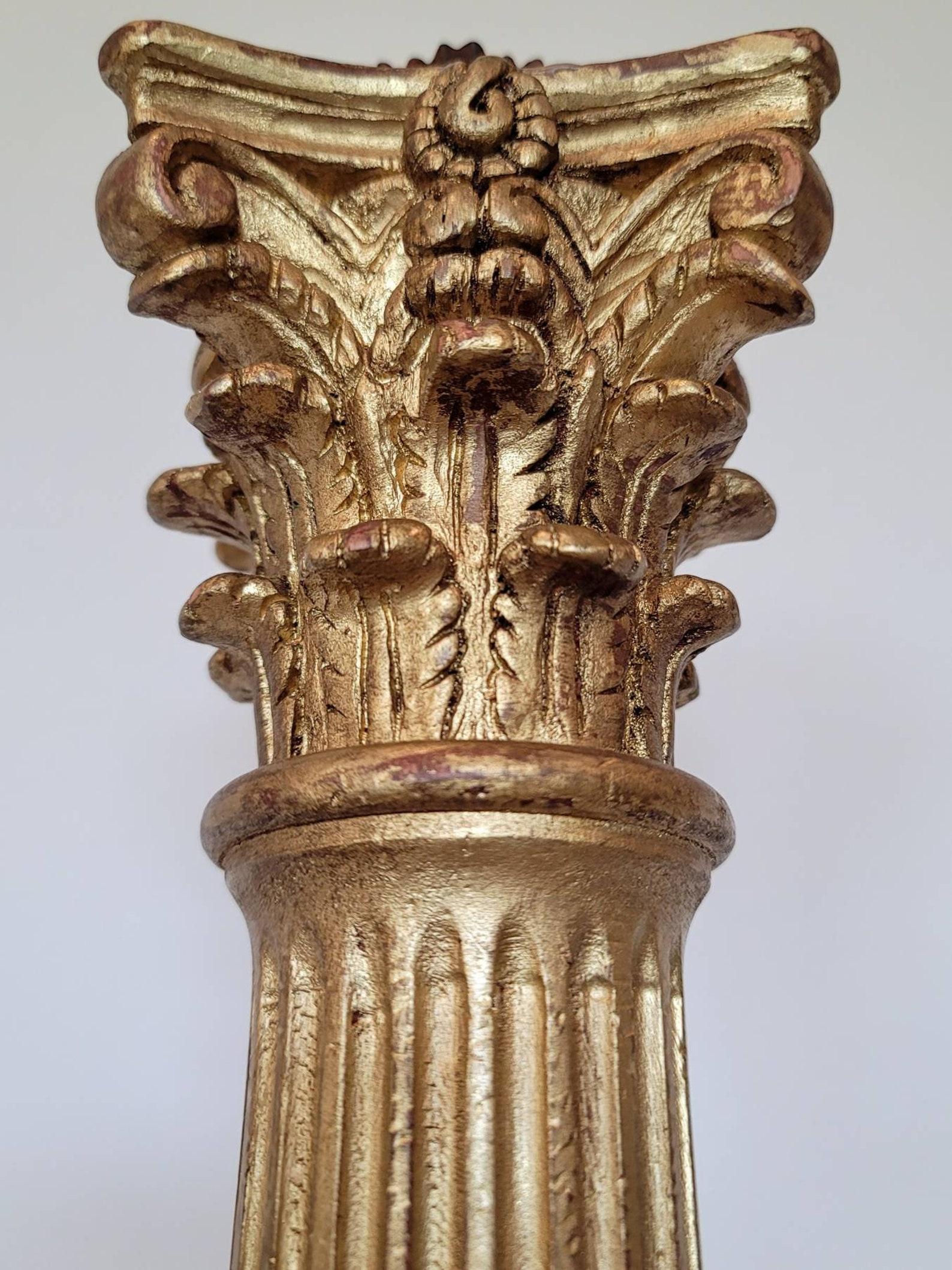 Antikes italienisches neoklassizistisches Paar korinthischer Säulenkerzenständer aus vergoldetem Holz (Metall) im Angebot