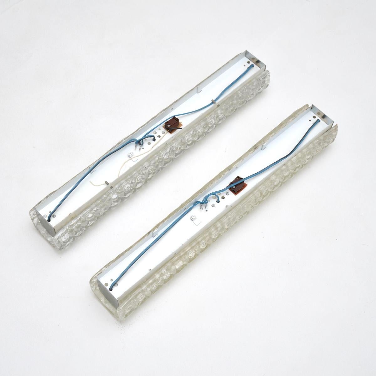 Pair of Vintage Italian Glass Wall Sconce Lamps In Good Condition For Sale In London, GB